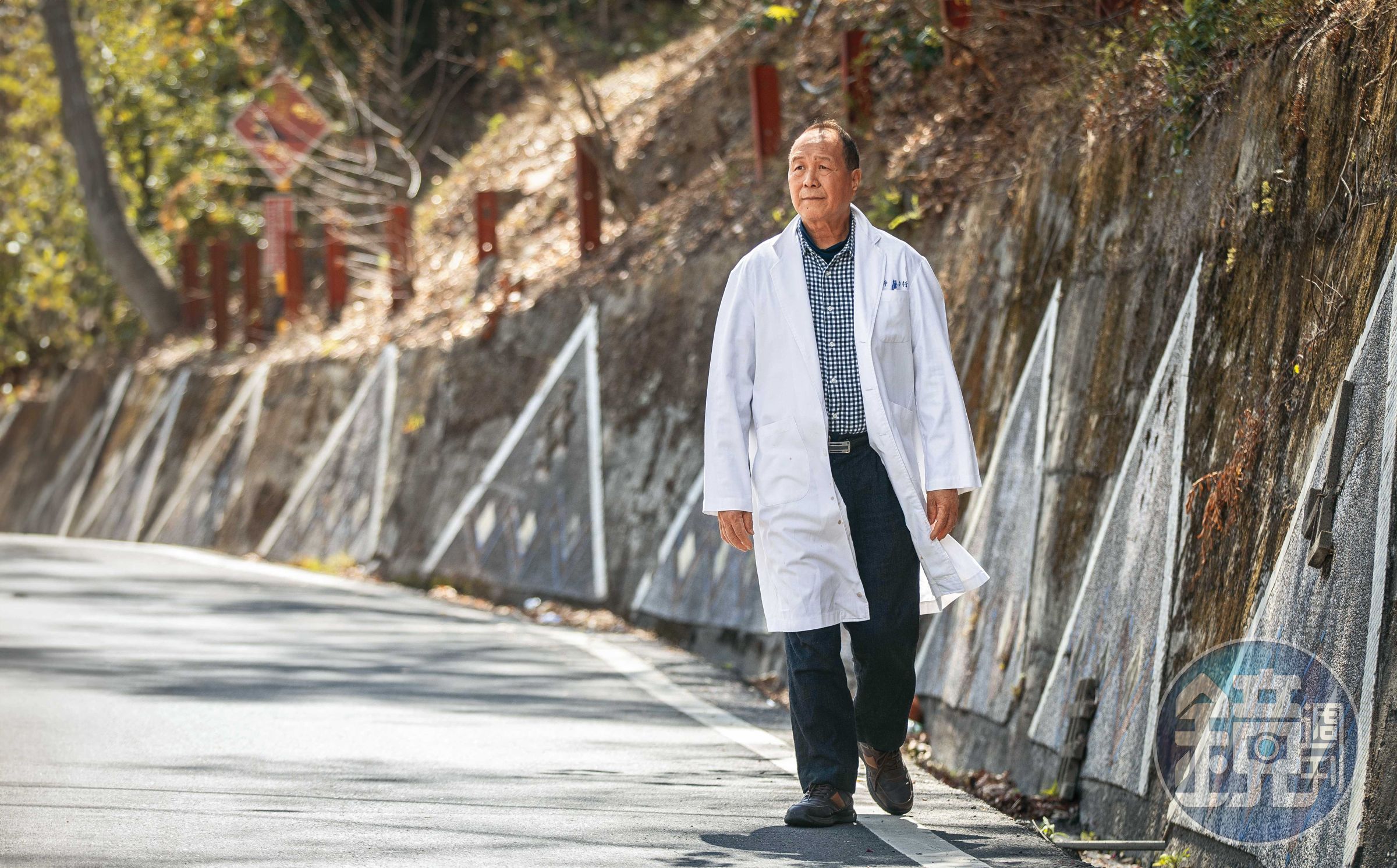 73歲的賴力行除了求學、當兵,一輩子都在南投的偏鄉原民部落行醫,已逾40年。