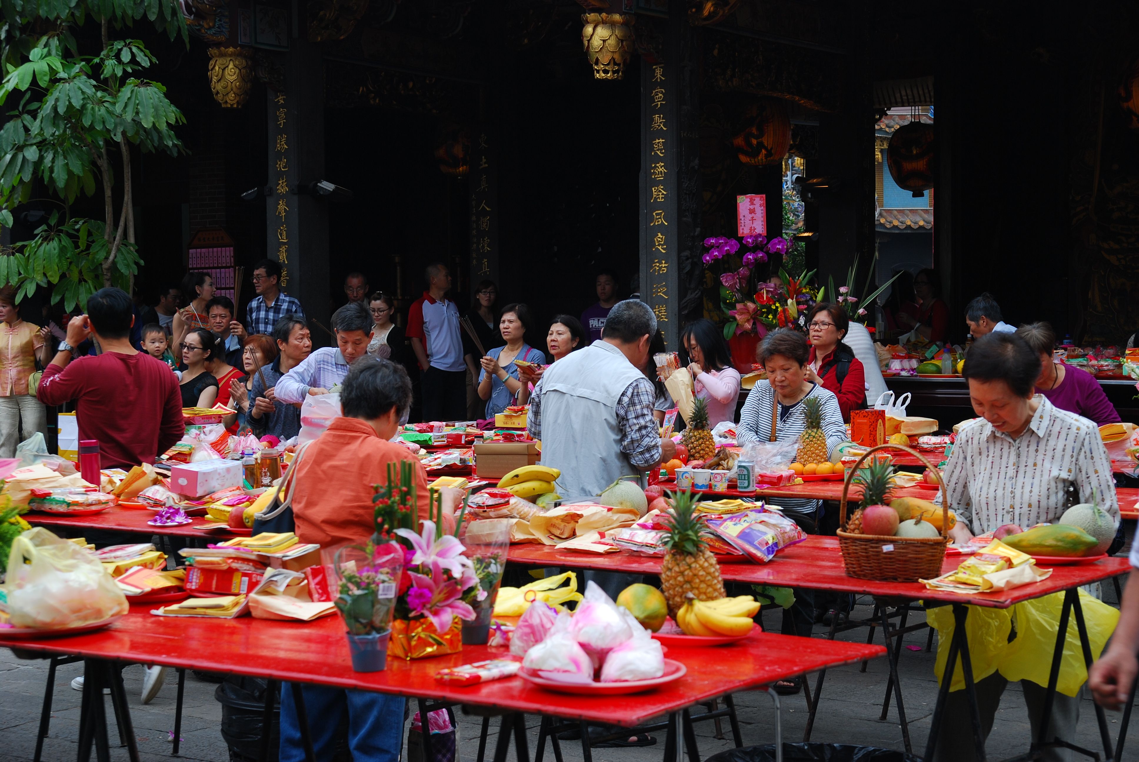 中元普渡期間,氣候高溫潮濕,展現虔誠心意的同時,飲食安全也不能少。(pexels提供)