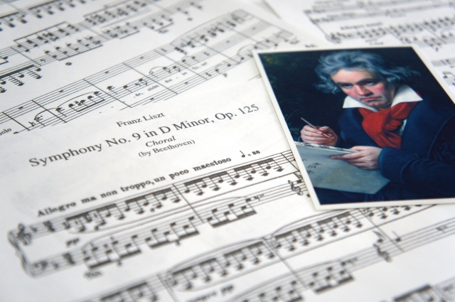 「樂聖」貝多芬晚年飽受病痛折磨，其遺願是世人能破解他的病因。然而，在調查死因的同時，也意外揭開了其家族世代的隱祕。（photo-ac）