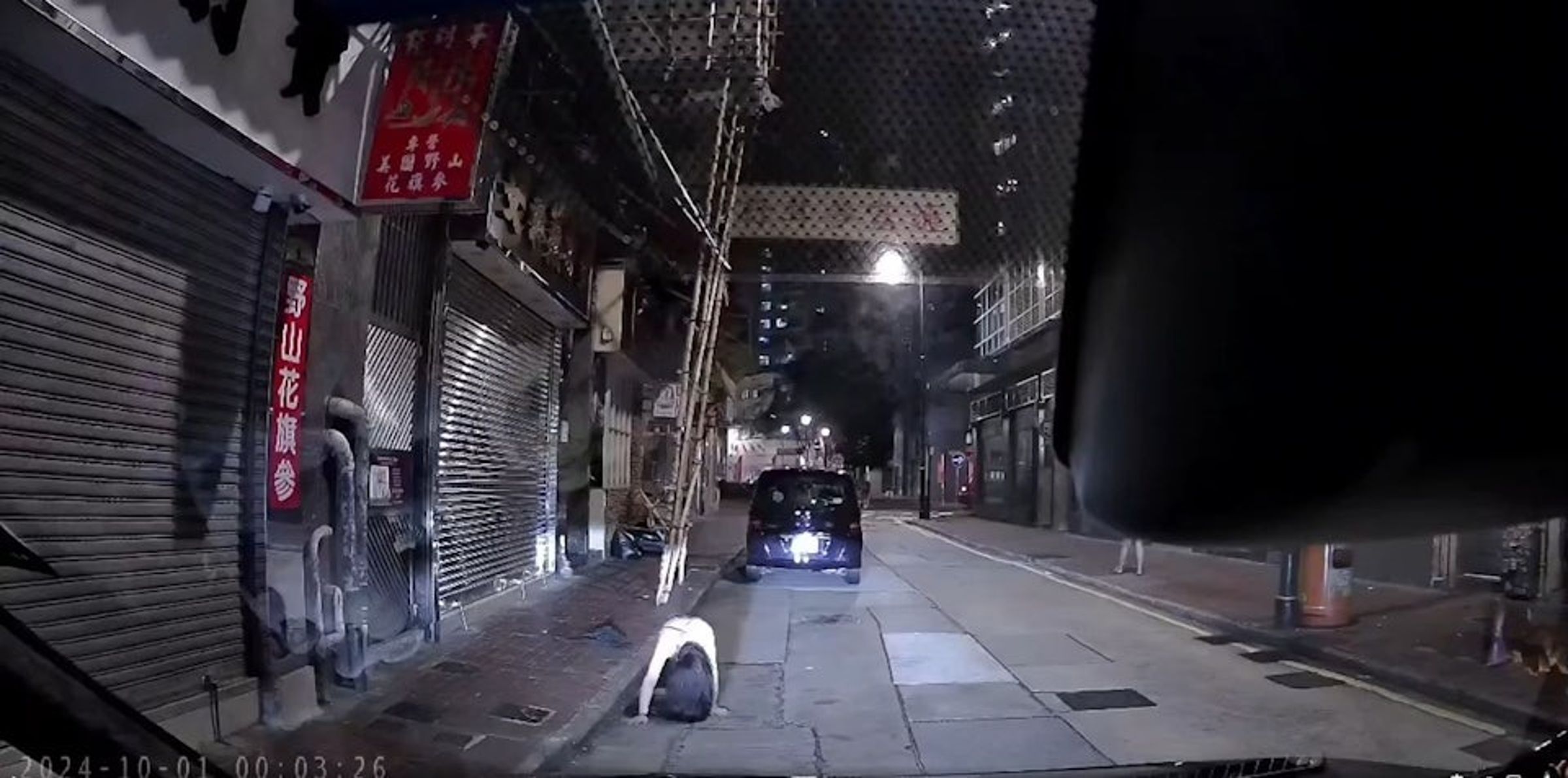 貞子真的現身!「長髮女鬼」詭異爬馬路,老司機嚇到快逃啊。(翻自《香港01》)