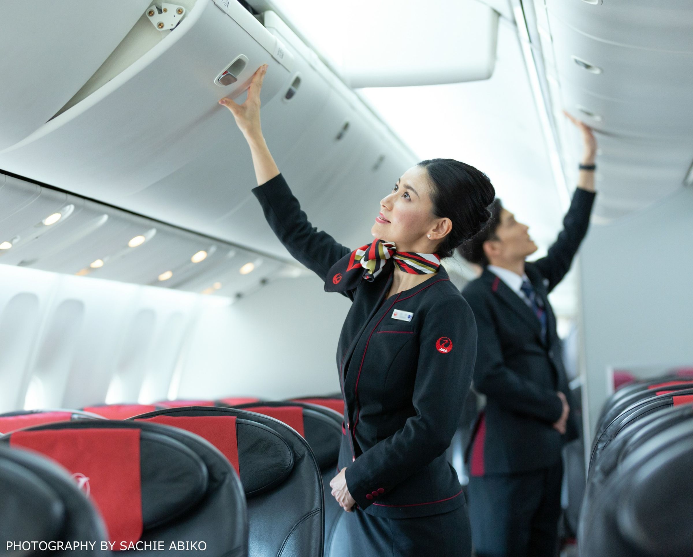 日本航空空服員、地勤可穿「運動鞋」,免穿跟鞋。(翻攝日本航空(JAL)臉書)