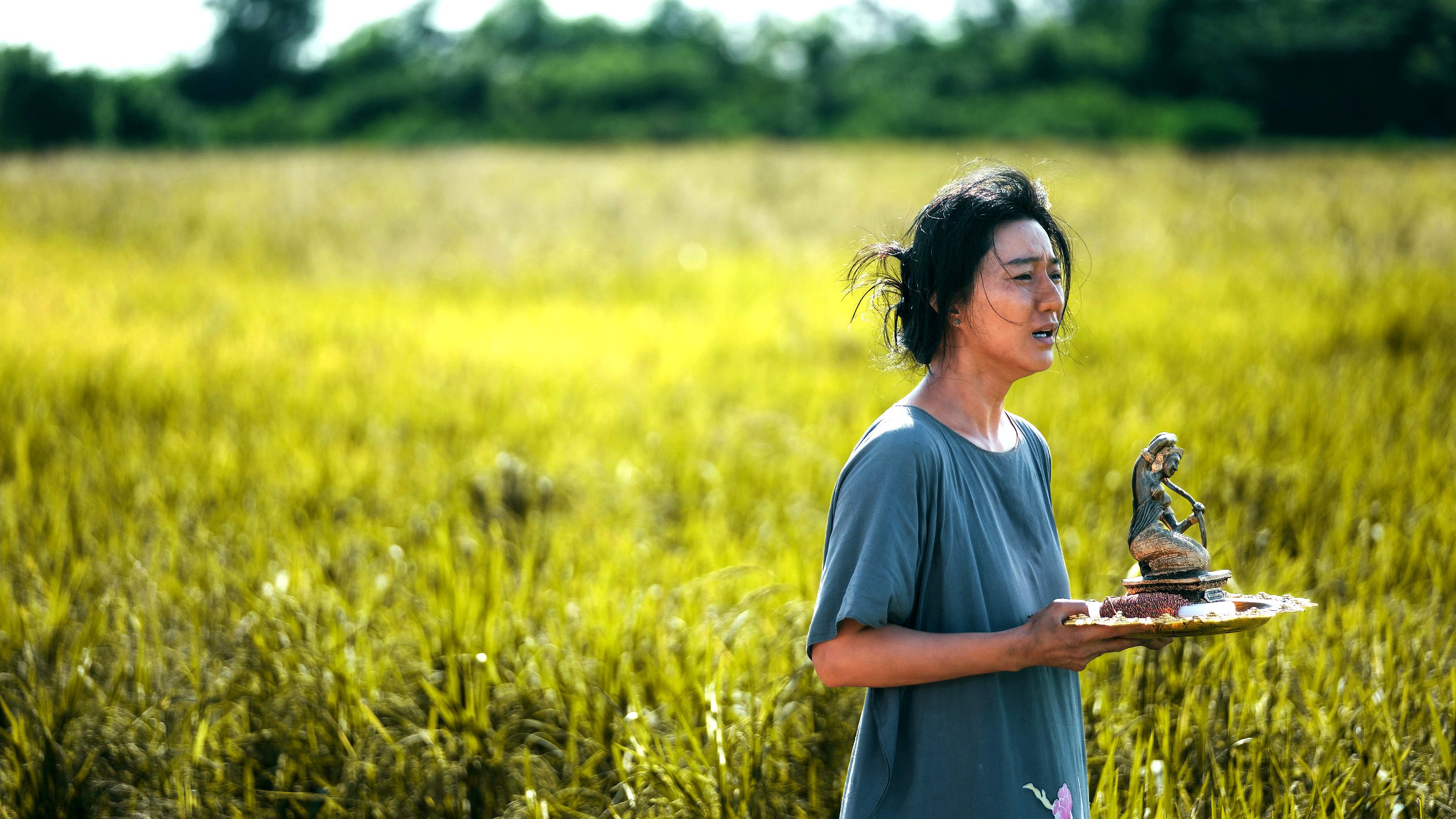 范冰冰在金馬稱后之作《地母》中一改華麗形象,以洗盡鉛華的農婦造型挑戰演技極限,詮釋充滿神祕色彩的解降師。(海鵬提供)