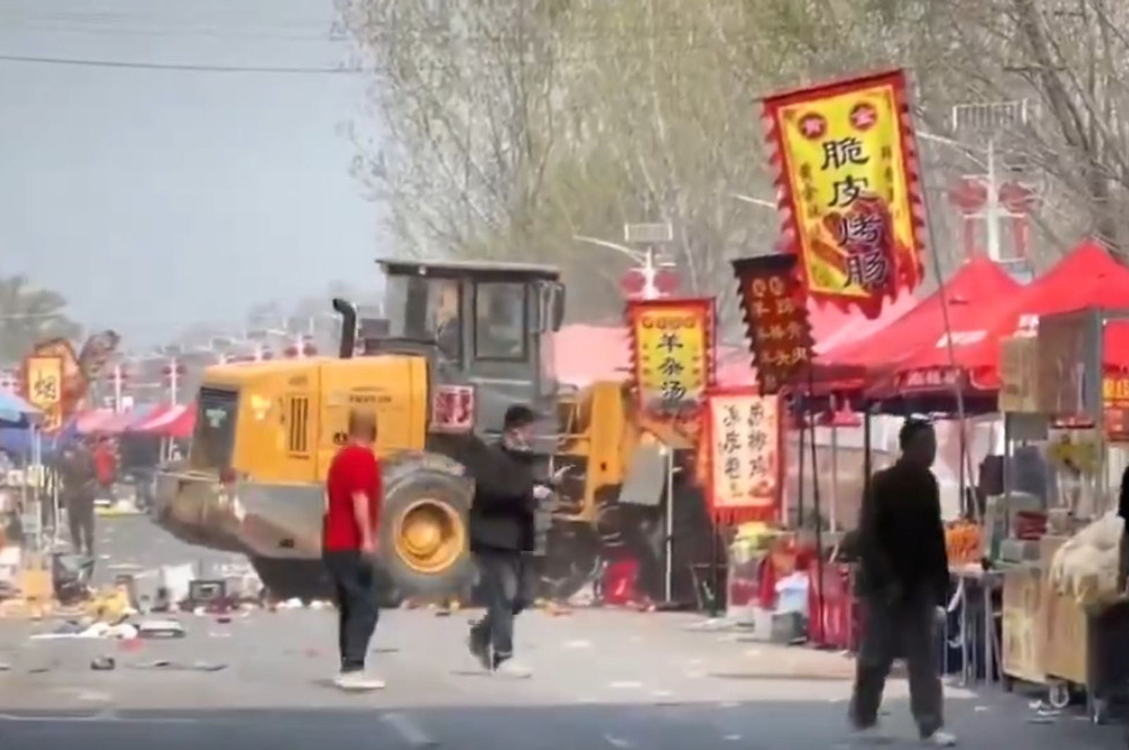 有片／北京驚爆無差別攻擊！男子駕巨型推土車血洗集市傳13死　消息遭官方封鎖
 - 鏡週刊 Mirror Media