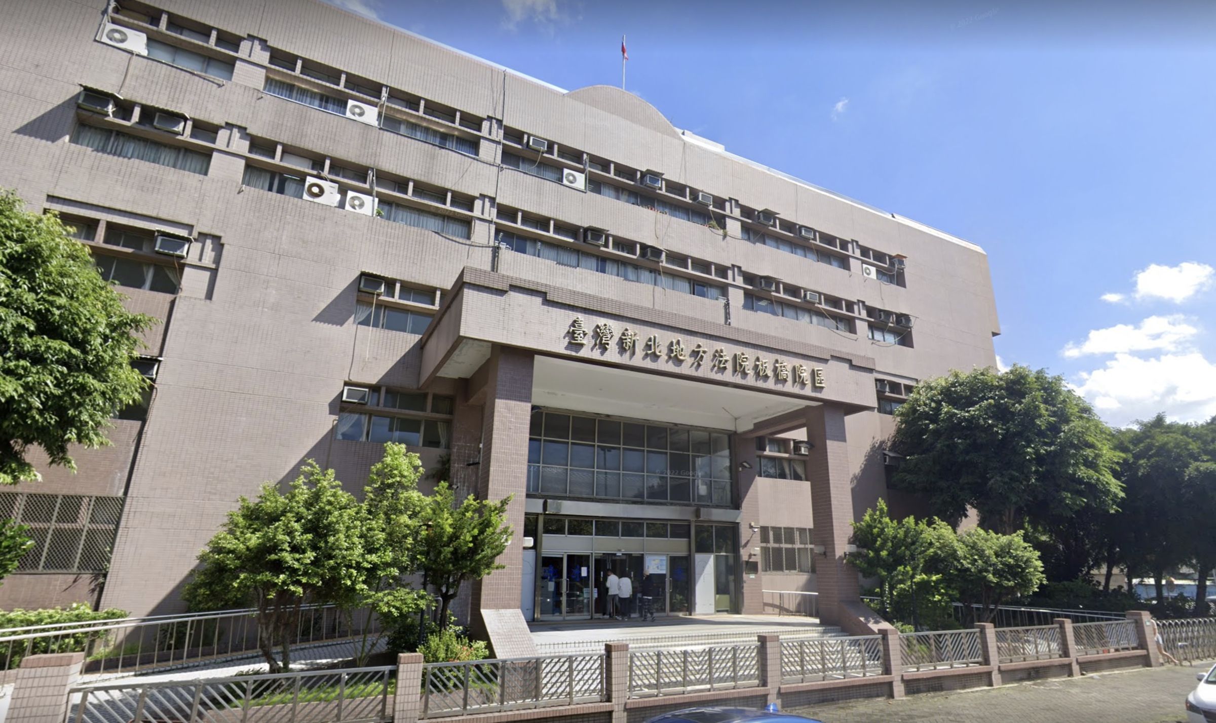 國中生遭割喉案，「乾妹」被家長帶回管教，竟傳出另支手機聯繫目擊同學串證，新北院少年法庭對承辦員警請求保全證據全駁回，引發外界砲轟無作為。（翻攝自Google Maps）