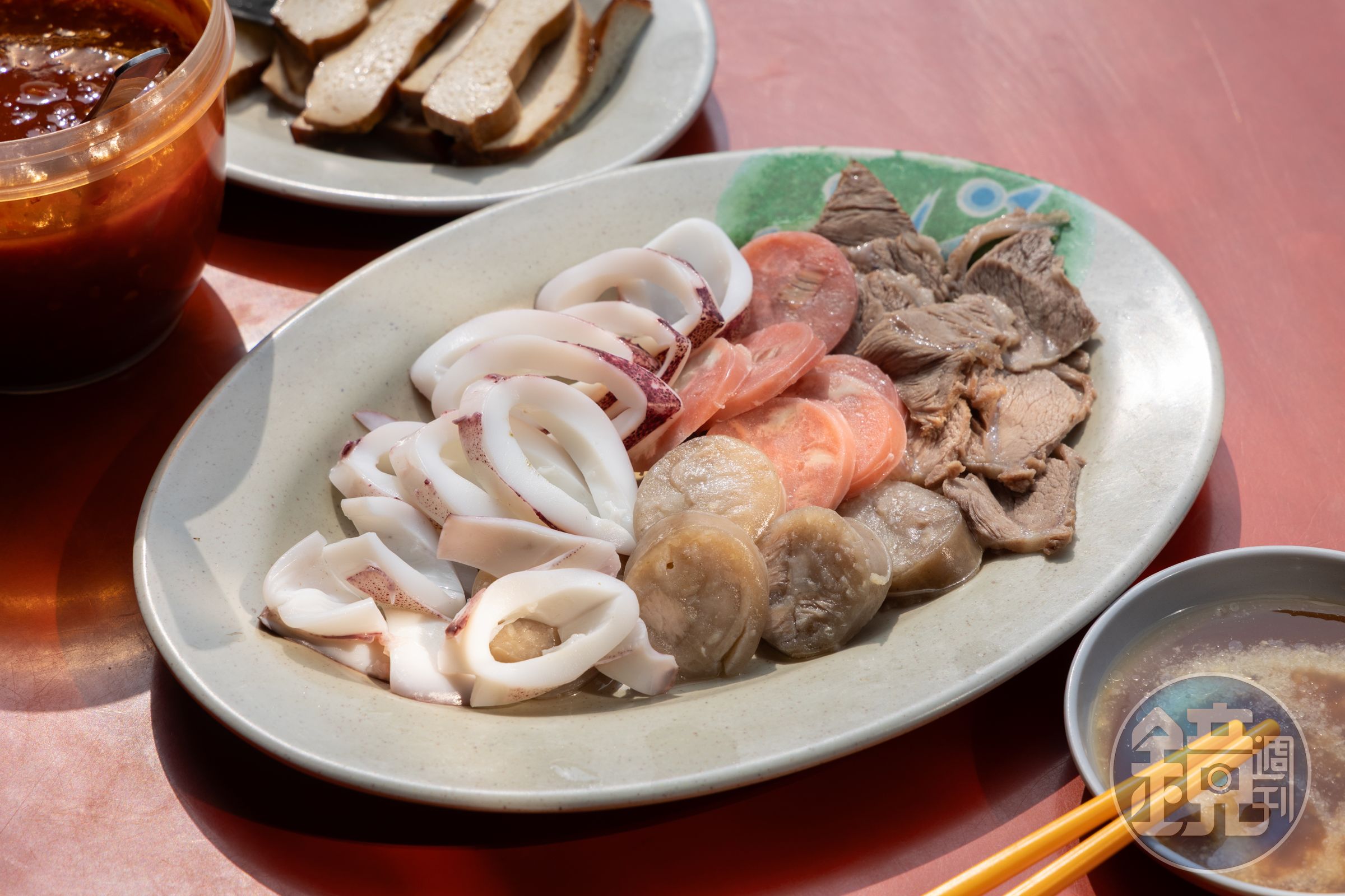汕頭麵的滷味小菜也很多人點,「大拼盤」裡面有小卷、魚肉和豬肉粉腸、菊花肉,每一樣都好吃。(150元/份)