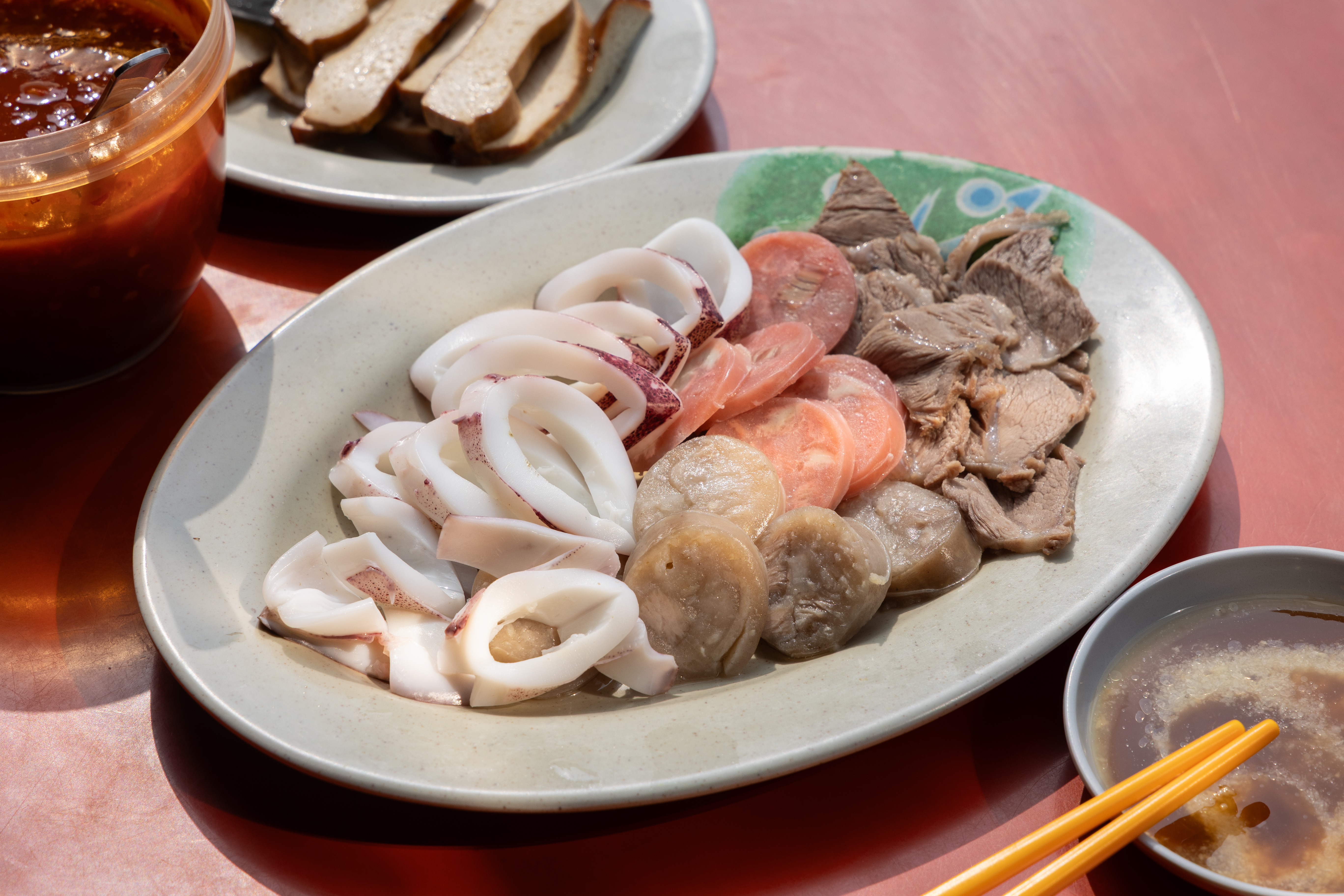 汕頭麵的滷味小菜也很多人點，「大拼盤」裡面有小卷、魚肉和豬肉粉腸、菊花肉，每一樣都好吃。（150元／份）