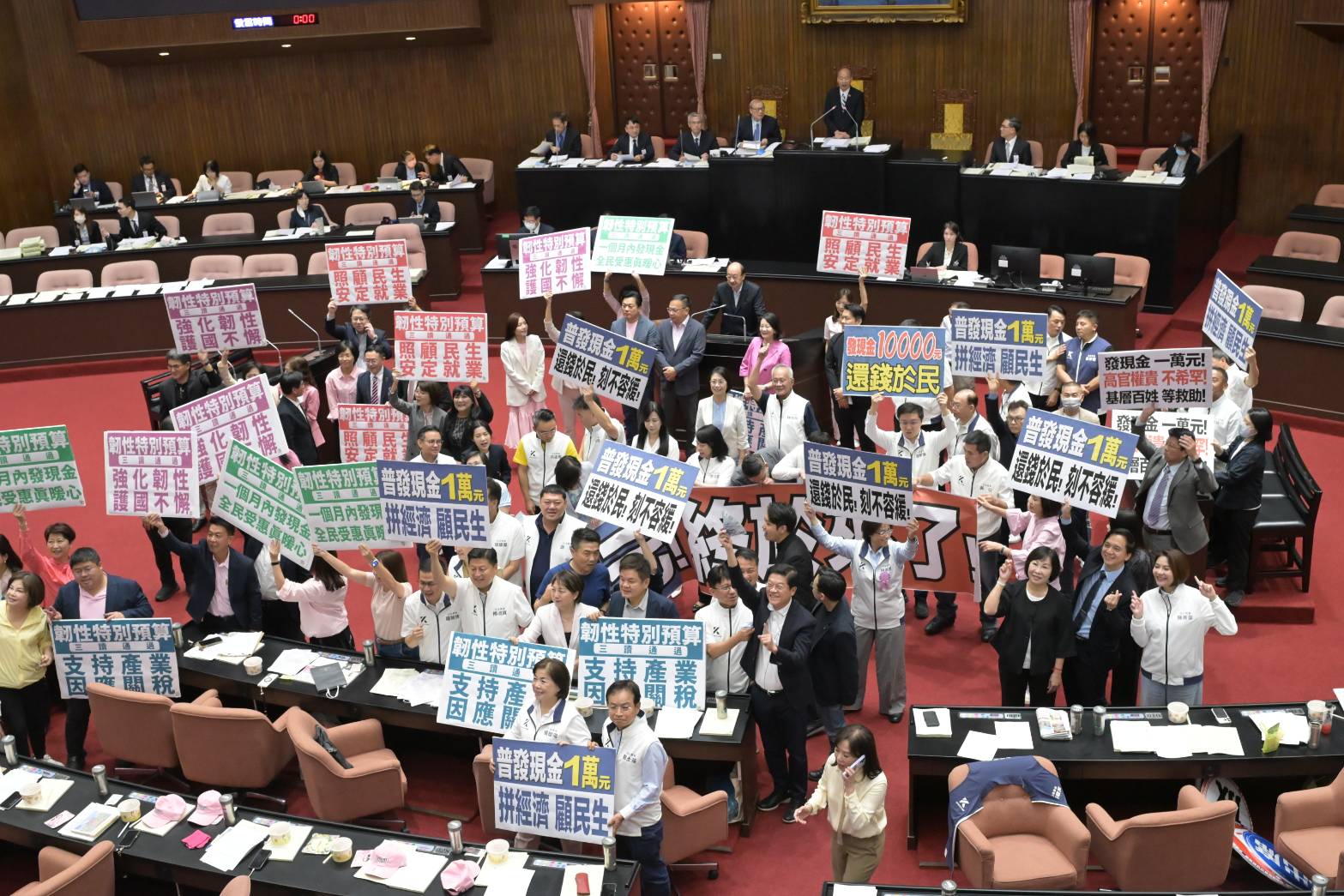 「中央政府因應國際情勢強化經濟社會及民生國安韌性特別預算案」今日三讀通過。（鏡報林煒凱）