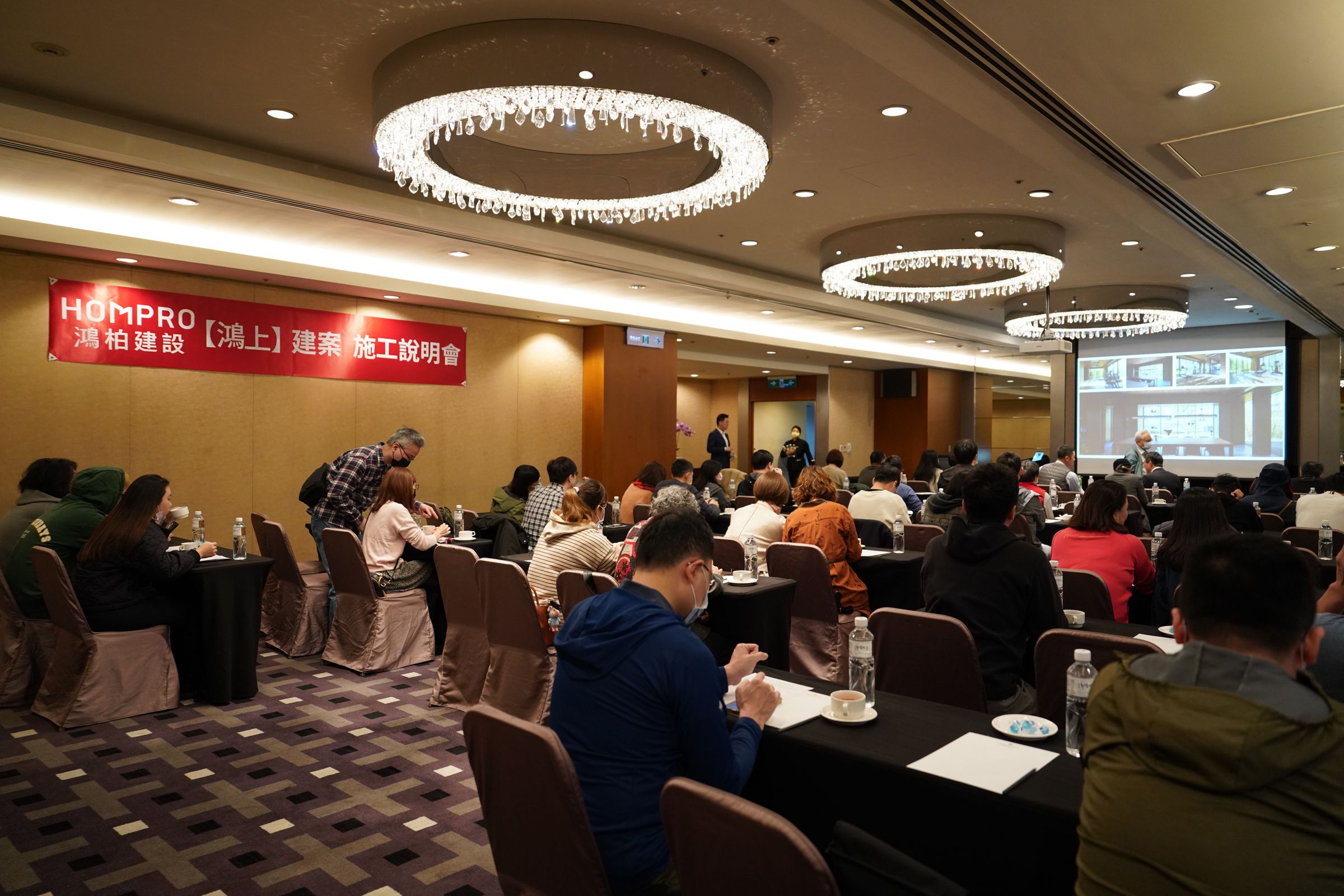 結構顧問張宏成指出，二代接班後不僅延續鴻柏建設董事長對品質的堅持，也更進一步提倡舉辦施工說明會，把結構安全等所有資訊變得更透明，讓買房這件事變得更安心。（圖／鴻柏建設）