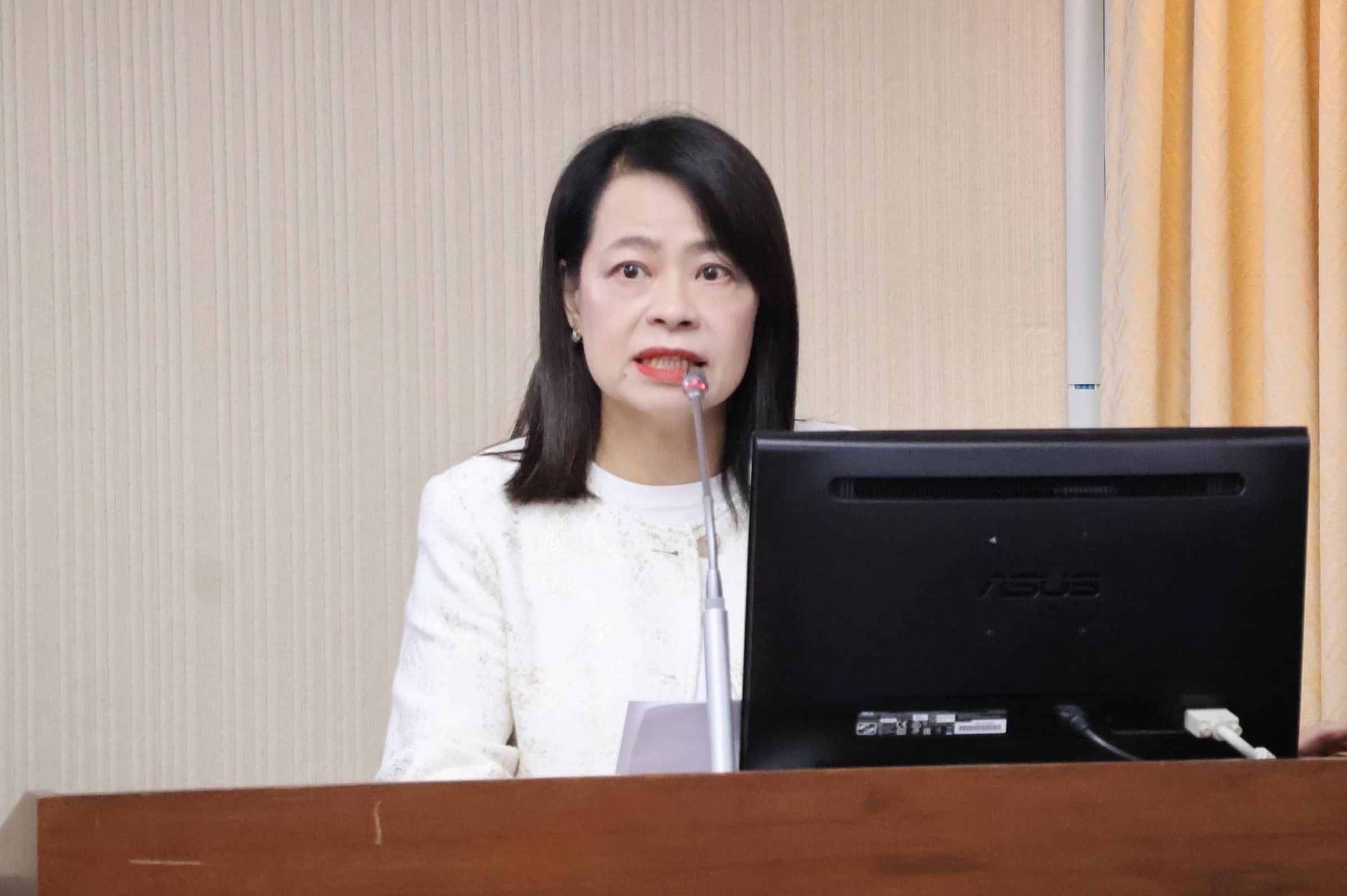 國民黨立委許宇甄批中央補助款「偷梁換柱」。（翻攝自臉書@許宇甄）