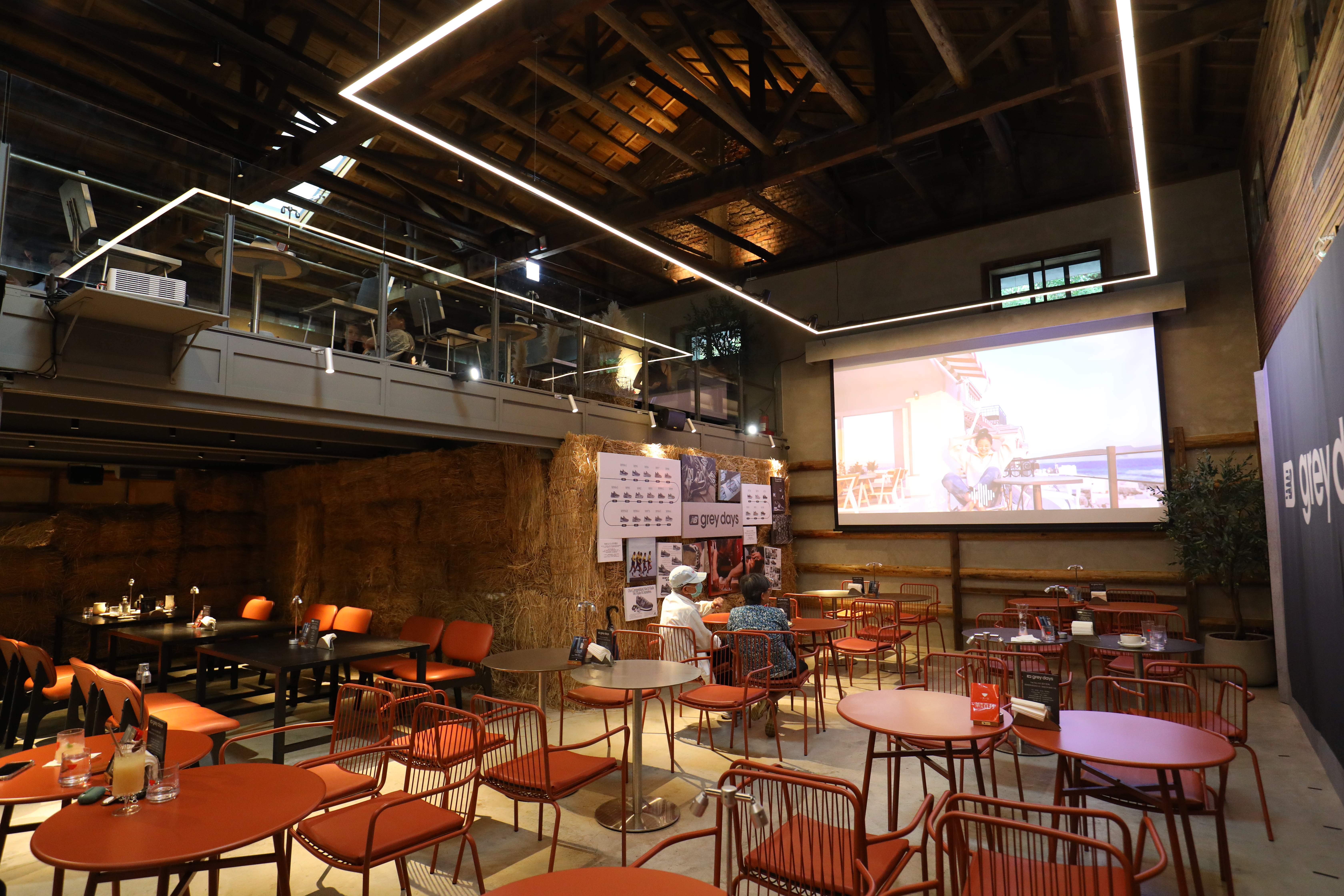 「一茶一瓦一」號糧倉店進駐後，將歷史建物打造成新中式茶館與展演租借空間。