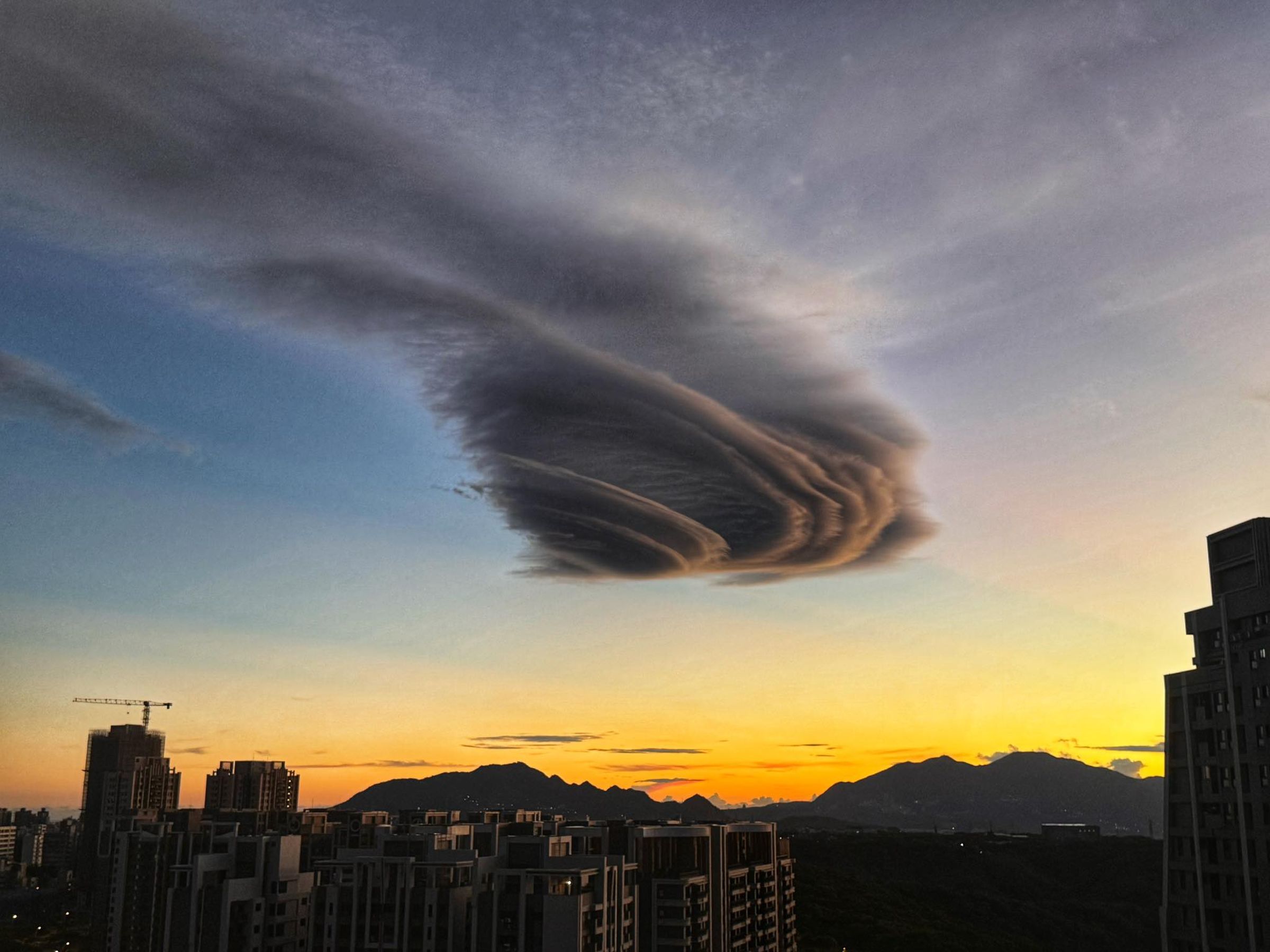 昨（27）日，北部許多人目擊到罕見的「飛碟狀火紅雲彩」。（翻攝自林口大家庭）