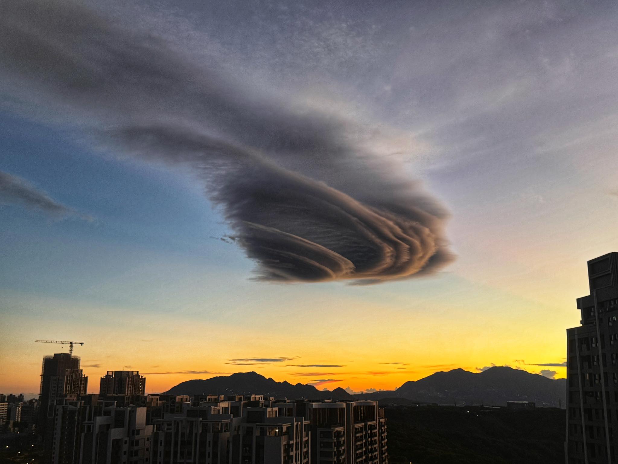 昨（27）日，北部許多人目擊到罕見的「飛碟狀火紅雲彩」。（翻攝自林口大家庭）