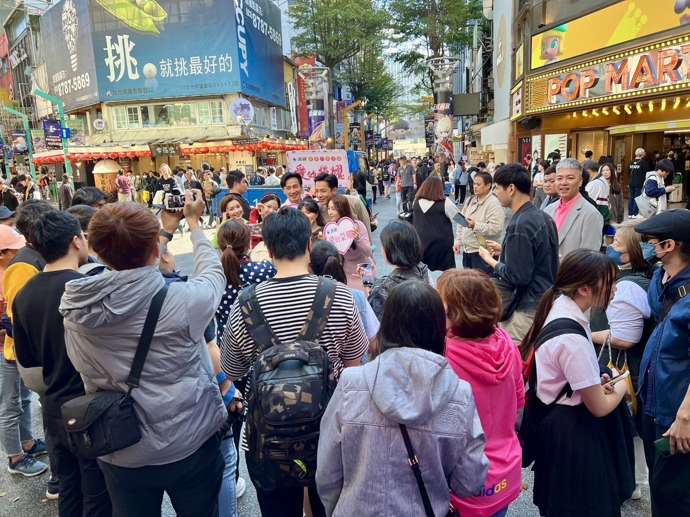 民視八點檔《愛的榮耀》演員現身西門町,吸引民眾圍觀搶拍。(民視提供)