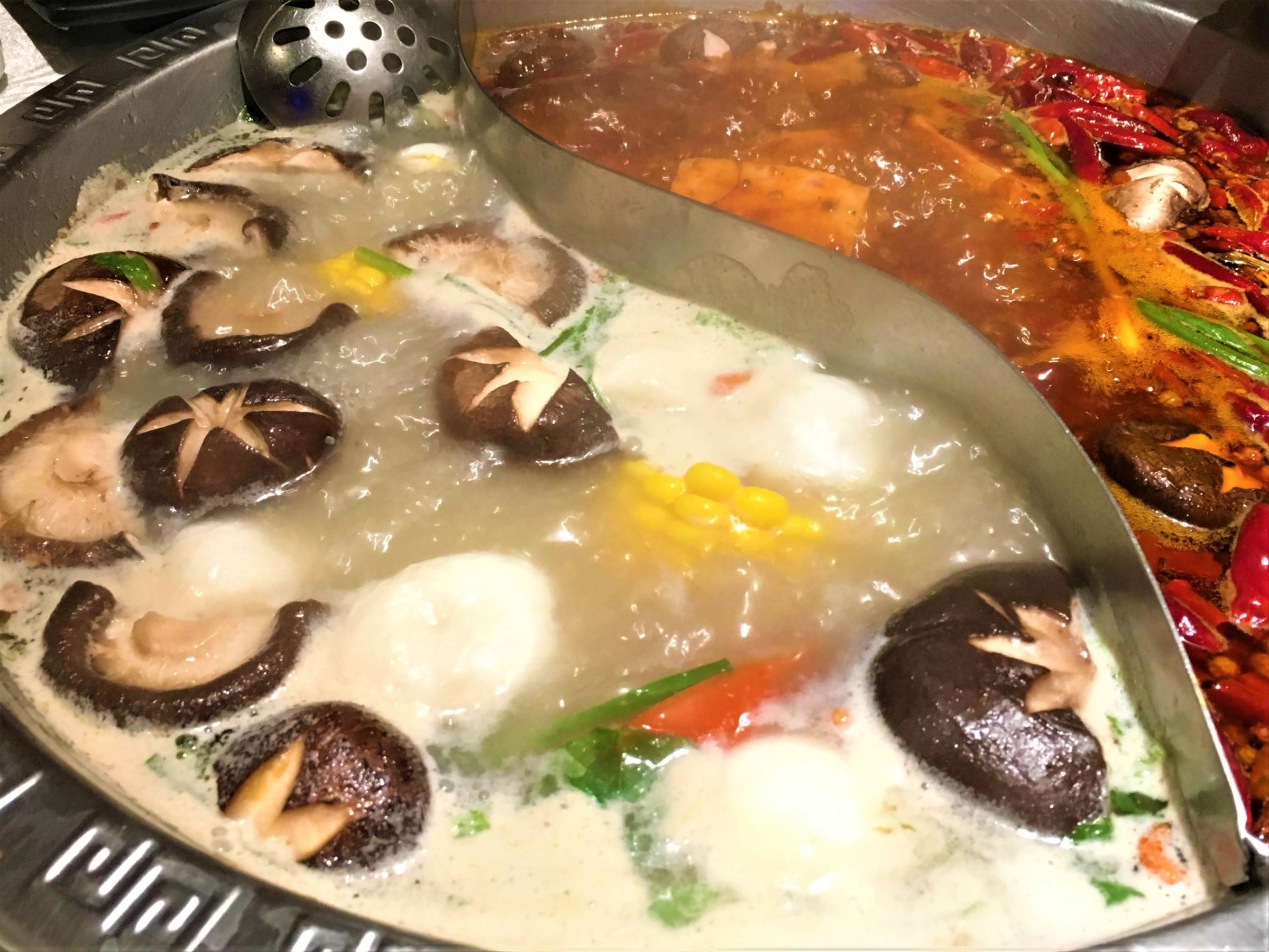 網友揭露某大型連鎖火鍋店的火鍋湯底是以湯粉加水調製。(示意圖,photoAC)