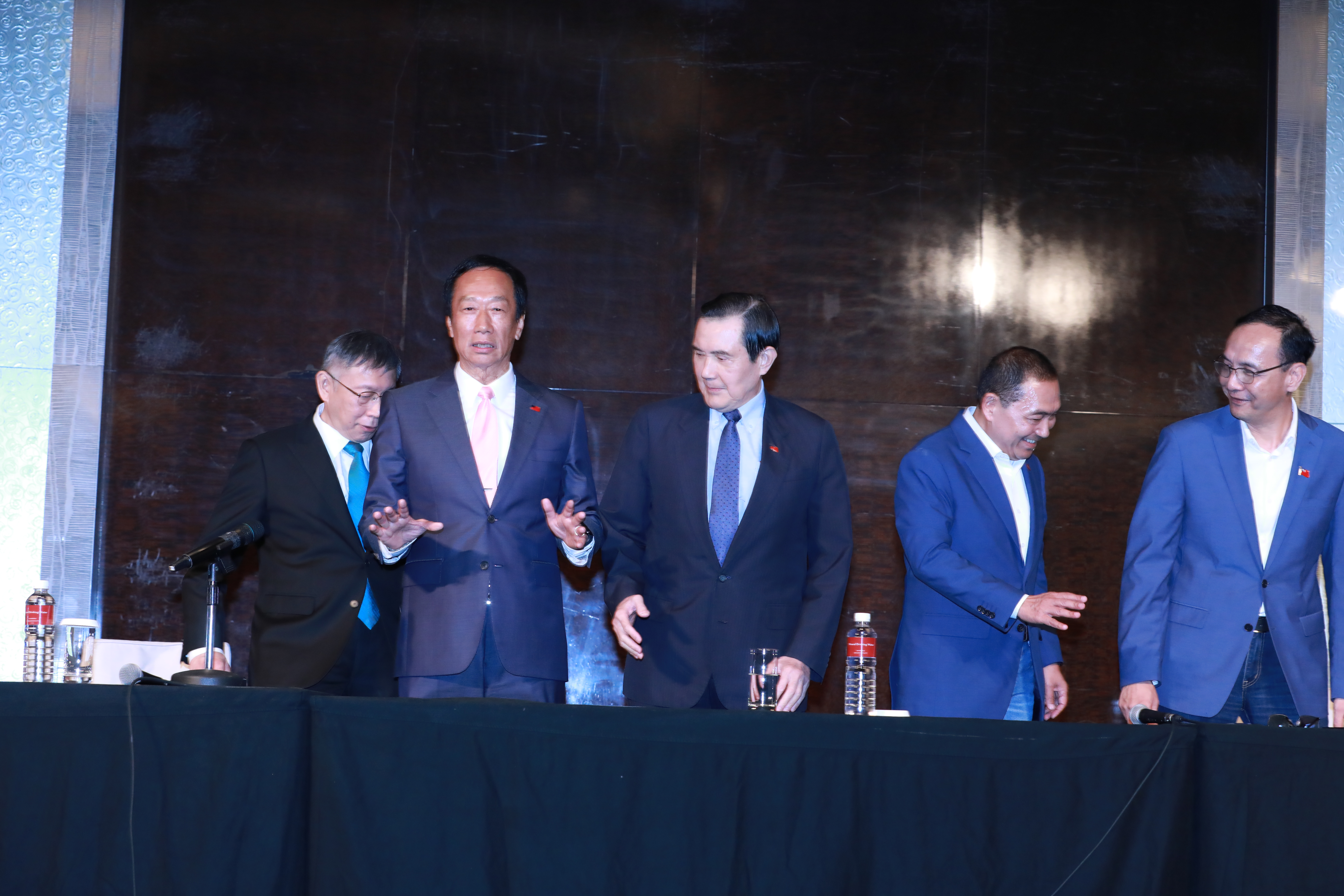 郭柯侯馬朱今下午在君悅飯店碰面。