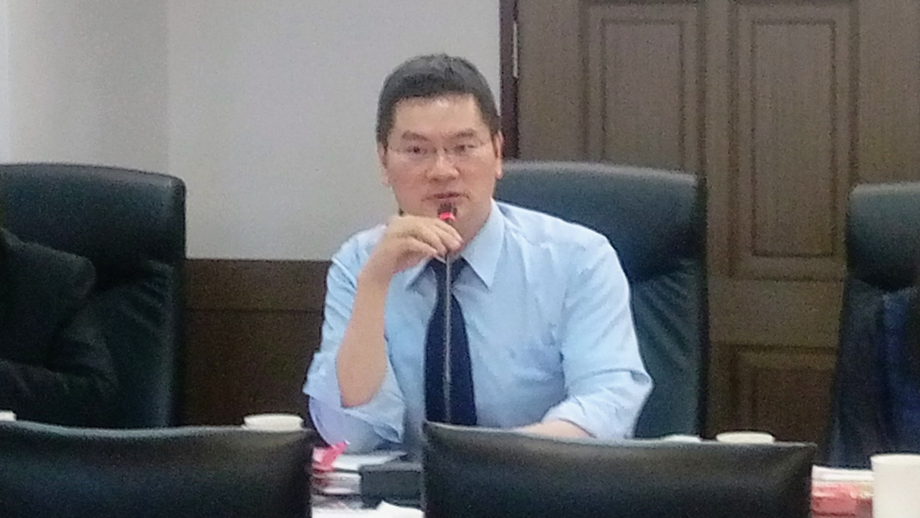 高院明星庭長邱忠義因在鍾文智落跑案有重大疏失又卸責，司法院以邱忠義已不適任庭長，將提請人審會免兼其庭長職務。