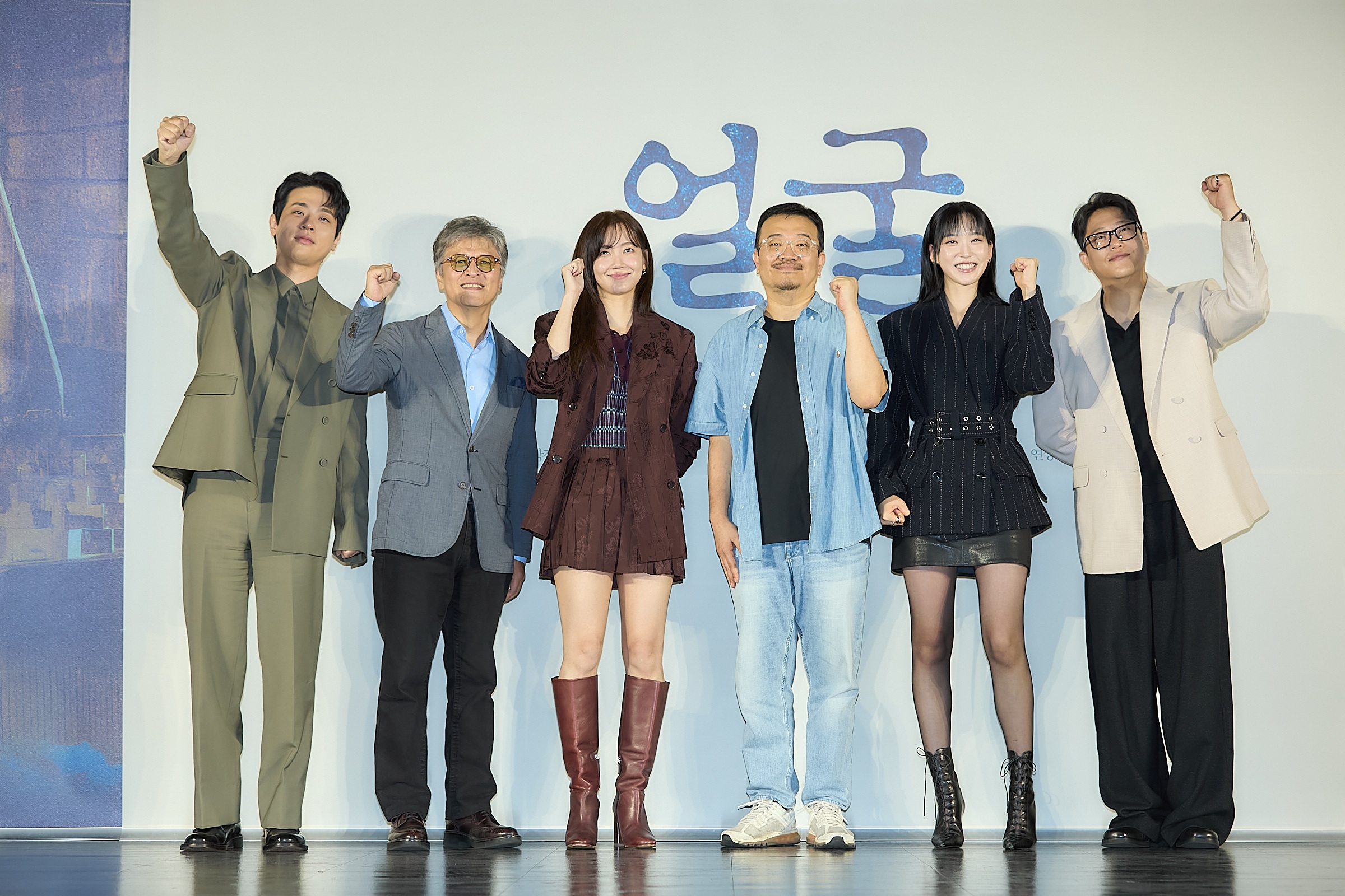 導演延尚昊（右三）率領《醜得要命》演員朴正民（左起）、權海驍、申鉉彬、韓智賢、林成宰造勢。（翻設自X @megabox_plusm）