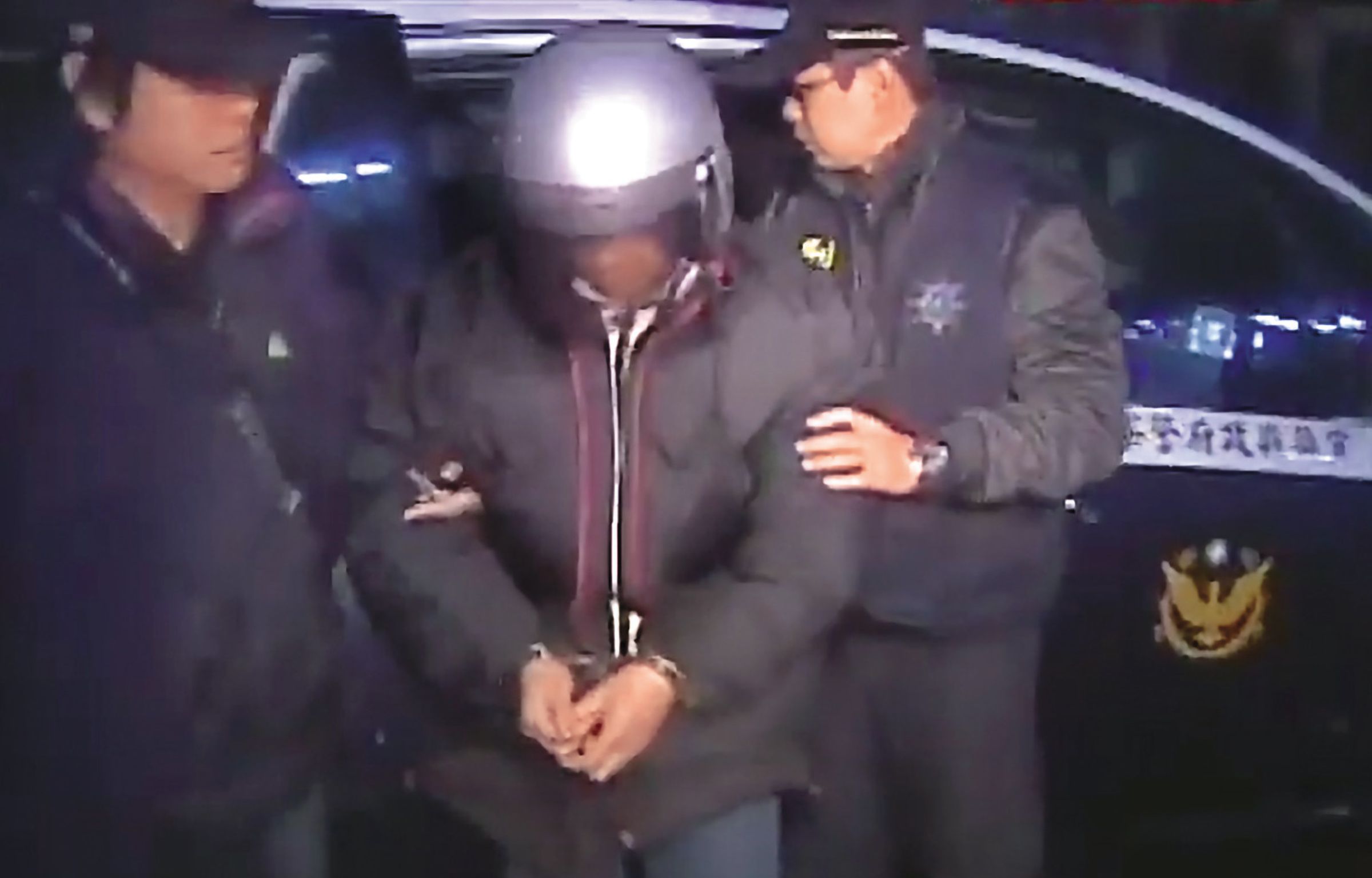 沈文賓（中）落網後供詞避重就輕，試圖減輕殺人的刑責。（翻攝民視新聞）