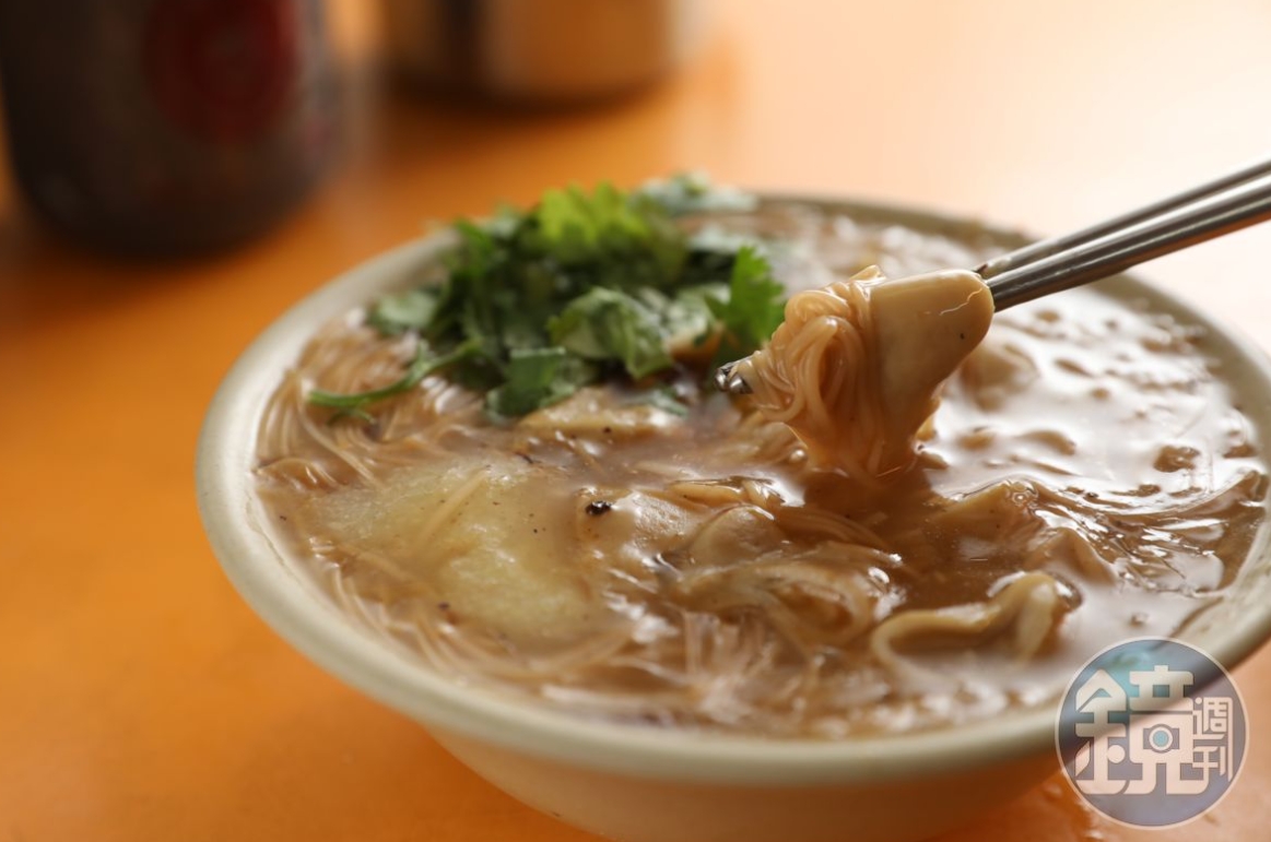 裴社長最常吃的台北麵線羮是「阿泉麵線」，店家的大腸麵線充滿陽光和焦糖的香氣。（何宗昇攝）