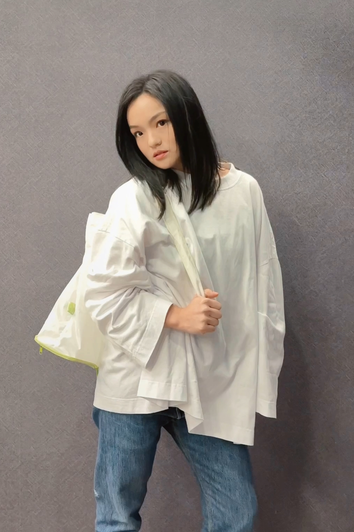 徐佳瑩介紹這次為演唱會設計的「生活奢侈品」。(亞神音樂提供)