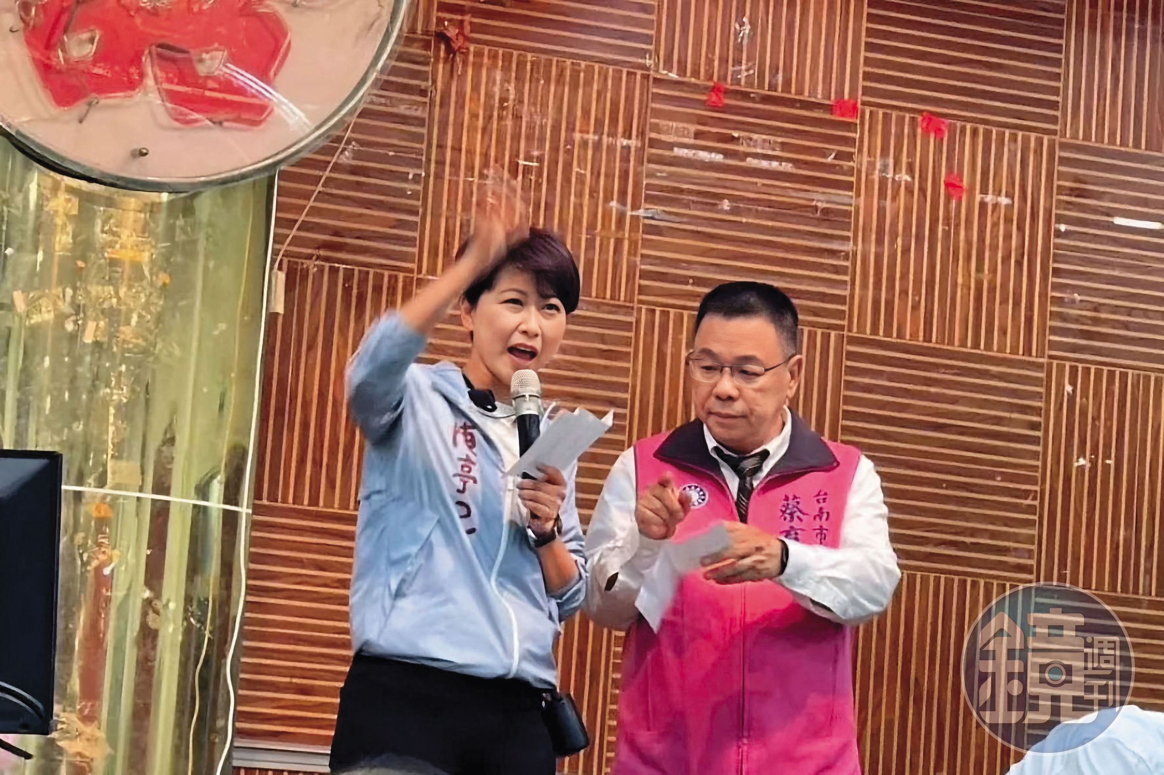 民進黨立委陳亭妃(左)積極爭取台南市長黨內提名,卻被爆結合國民黨議員蔡育輝(右)操弄綠營初選。(讀者提供)