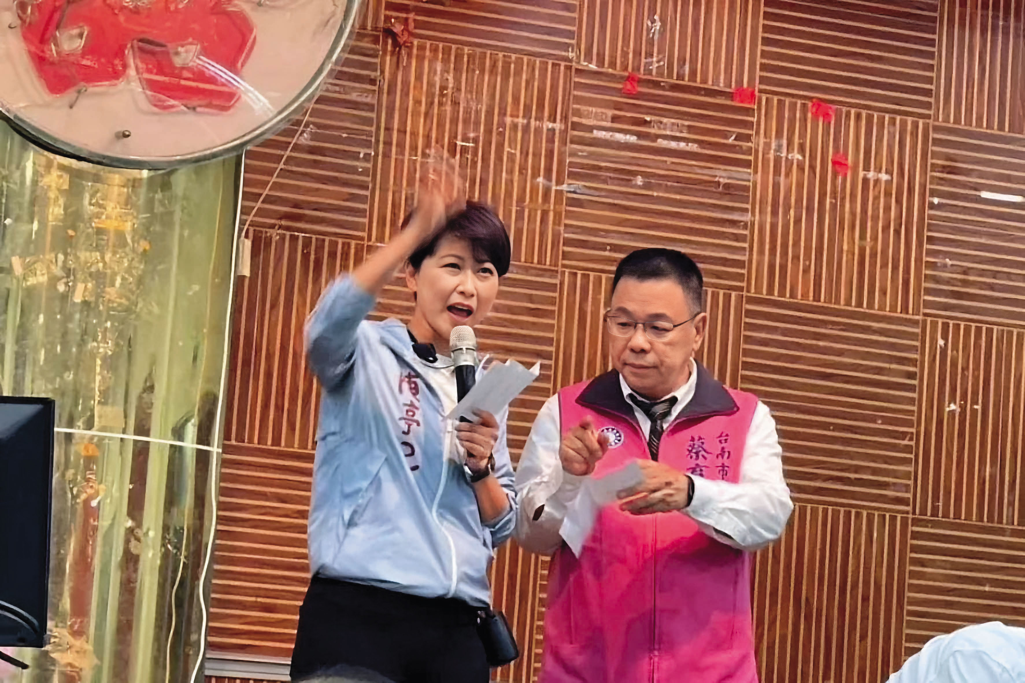 民進黨立委陳亭妃（左）積極爭取台南市長黨內提名，卻被爆結合國民黨議員蔡育輝（右）操弄綠營初選。（讀者提供）