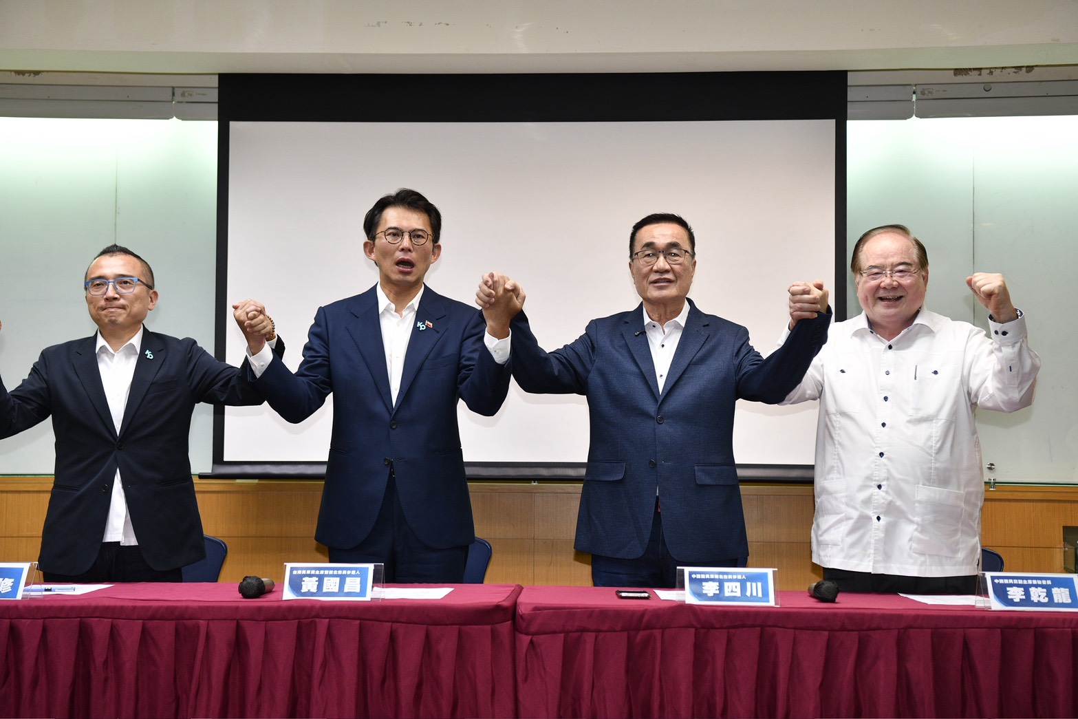 李四川自藍白合民調勝出，黃國昌稱不排除加入李團隊，但李四川卻點出1原因直喊不可能。（鏡報李智為）