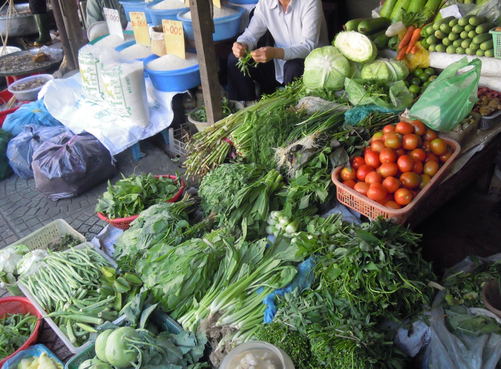 多家連鎖火鍋店全都中!北市抽驗蔬果 25% 農藥超標 一款火鍋神菜破功