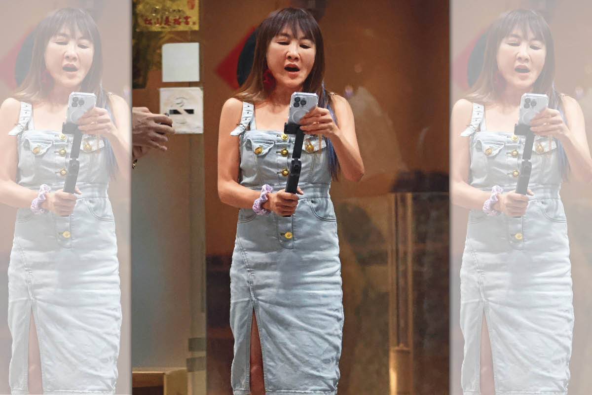 5/21 ，19：09，等待時，王宥忻從隨身袋中拿出一根自拍棒，上面還夾著手機，她就舉著棒子滑手機。