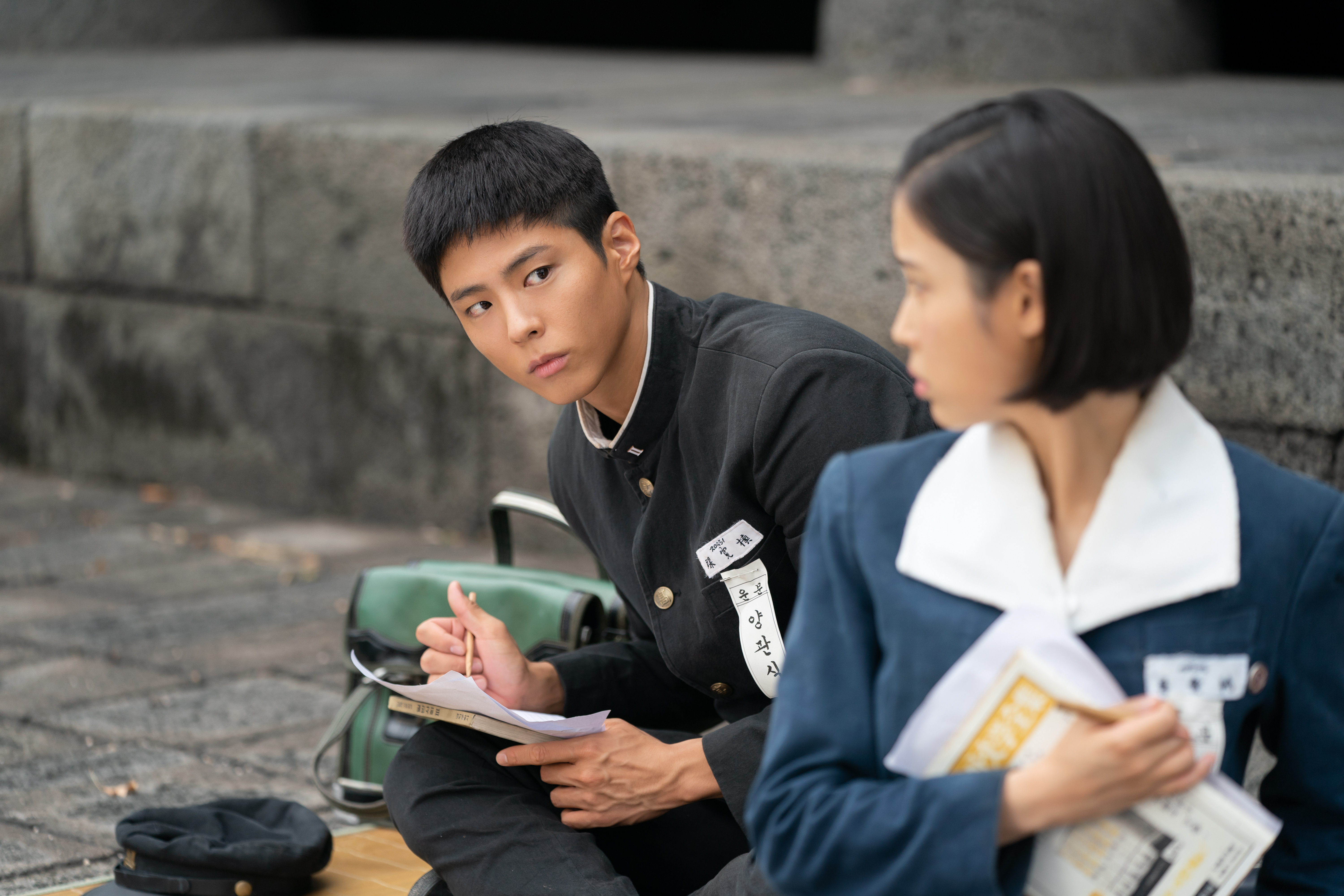 朴寶劍形容他的角色冠植(右)是IU(左)的指南針,永遠只看向她。(Netflix提供)