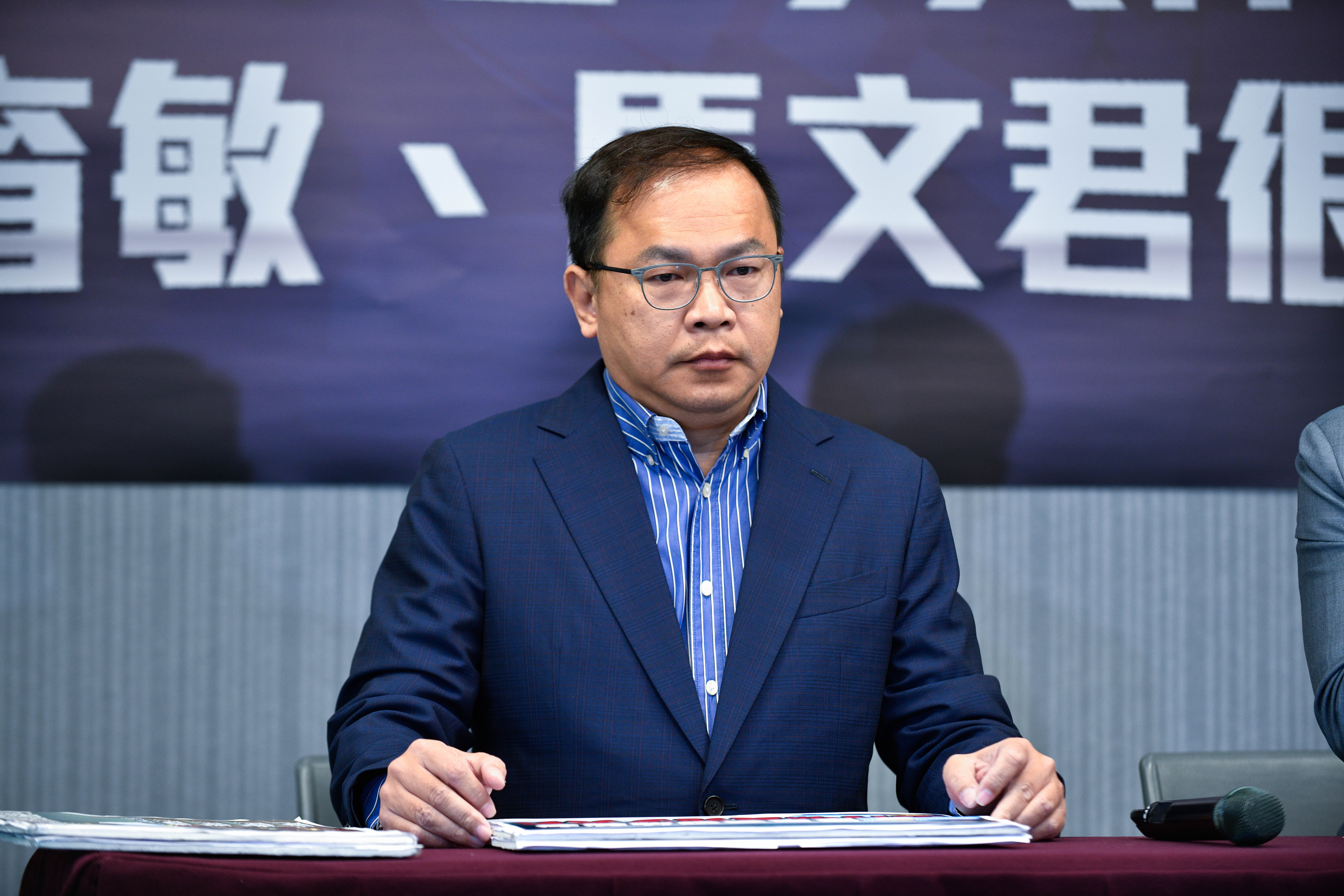 民進黨政策會執行長王義川的「手機分析說」引發爭議，NCC也出手調查。