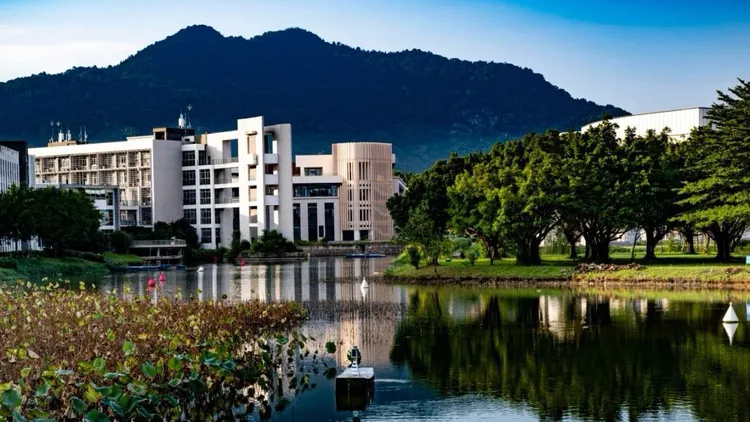 中國安徽工程大學校園一景。近日一名女大生夜間活動後失聯，最終在校內湖泊中被尋獲，引發外界對校園安全的關注。（翻攝自微博）