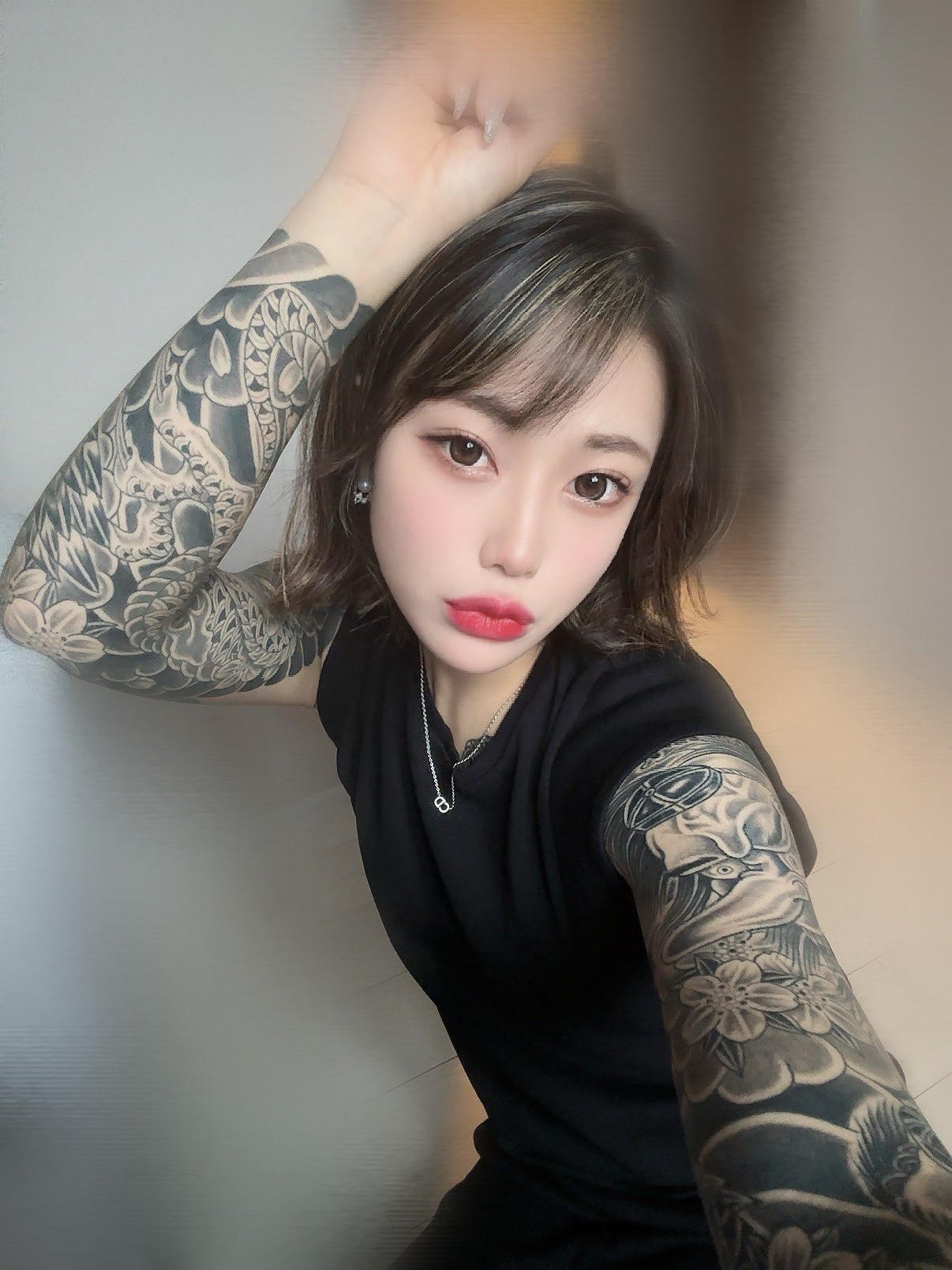 天澤鈴最近突然在身上刺上大片刺青,令人憂心她的AV事業將會大受影響。(翻攝X@amasawa__rin)