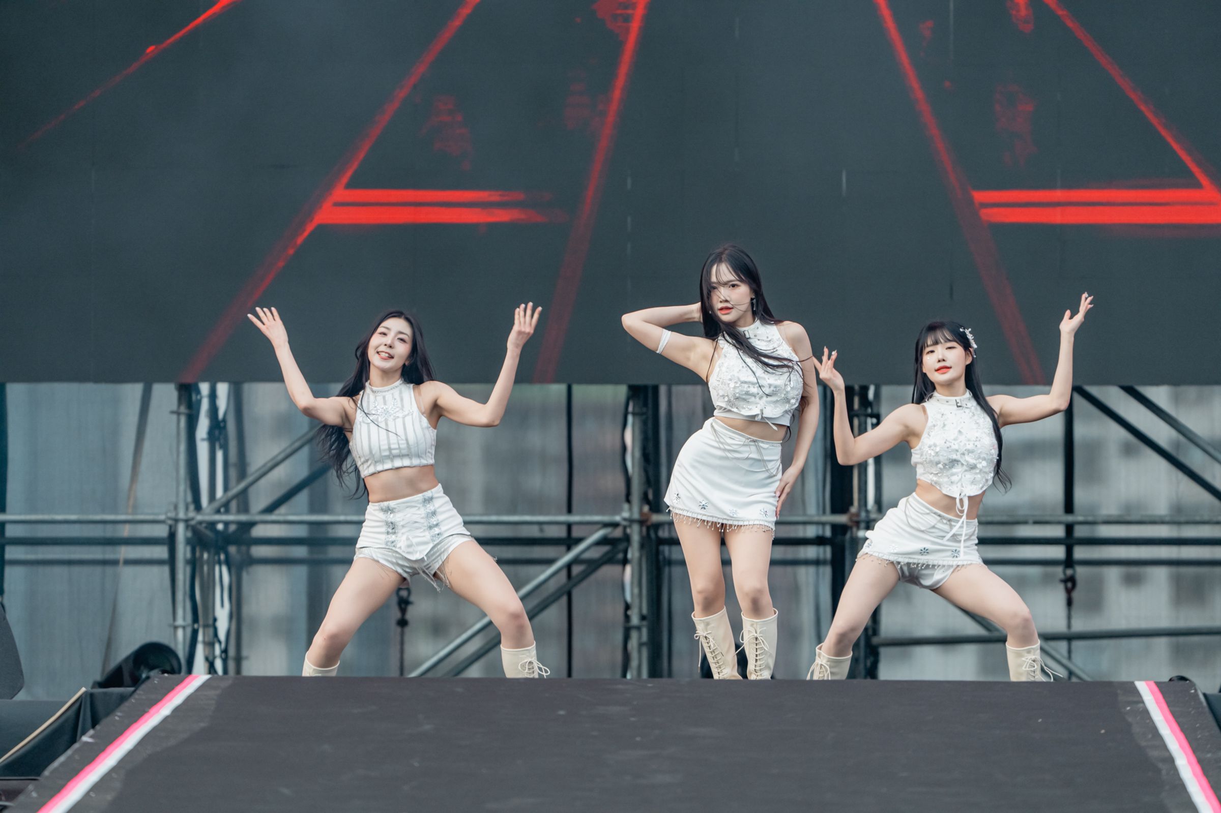 洋基女孩韓籍成員李素敏、睦那京、崔洪邏帶來活力十足的啦啦隊舞台，吸引粉絲一早到場應援。（寬寬整合提供）