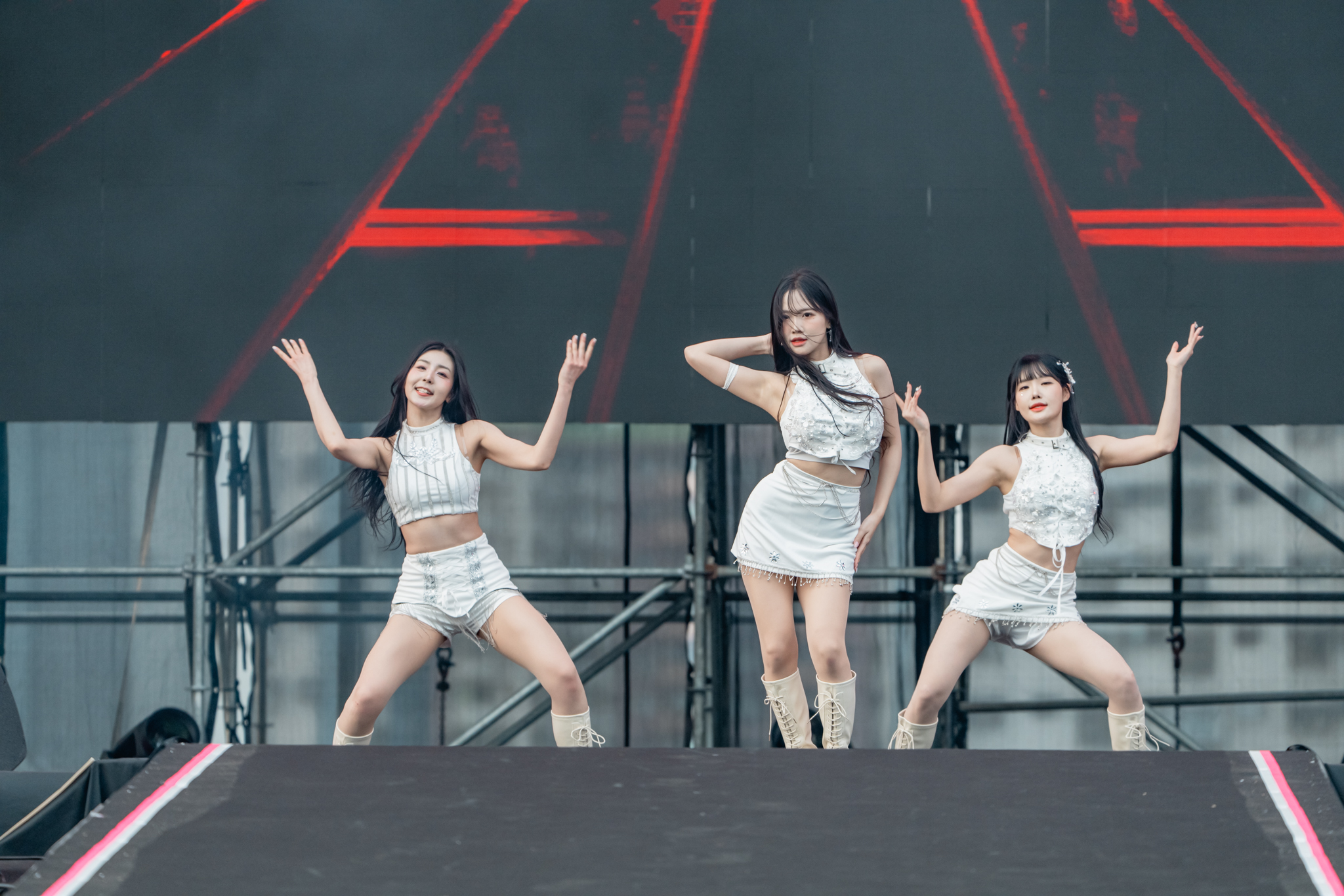 洋基女孩韓籍成員李素敏、睦那京、崔洪邏帶來活力十足的啦啦隊舞台,吸引粉絲一早到場應援。(寬寬整合提供)