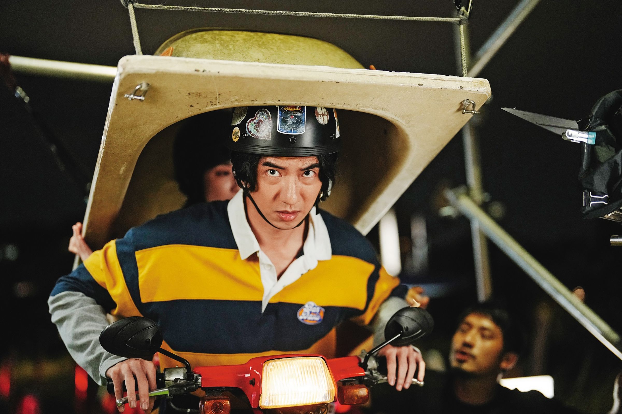 傅孟柏(前)、柯佳嬿(後)扛浴缸騎機車的荒誕戲碼,是李念修學生時期的真實經歷。(Netflix提供)
