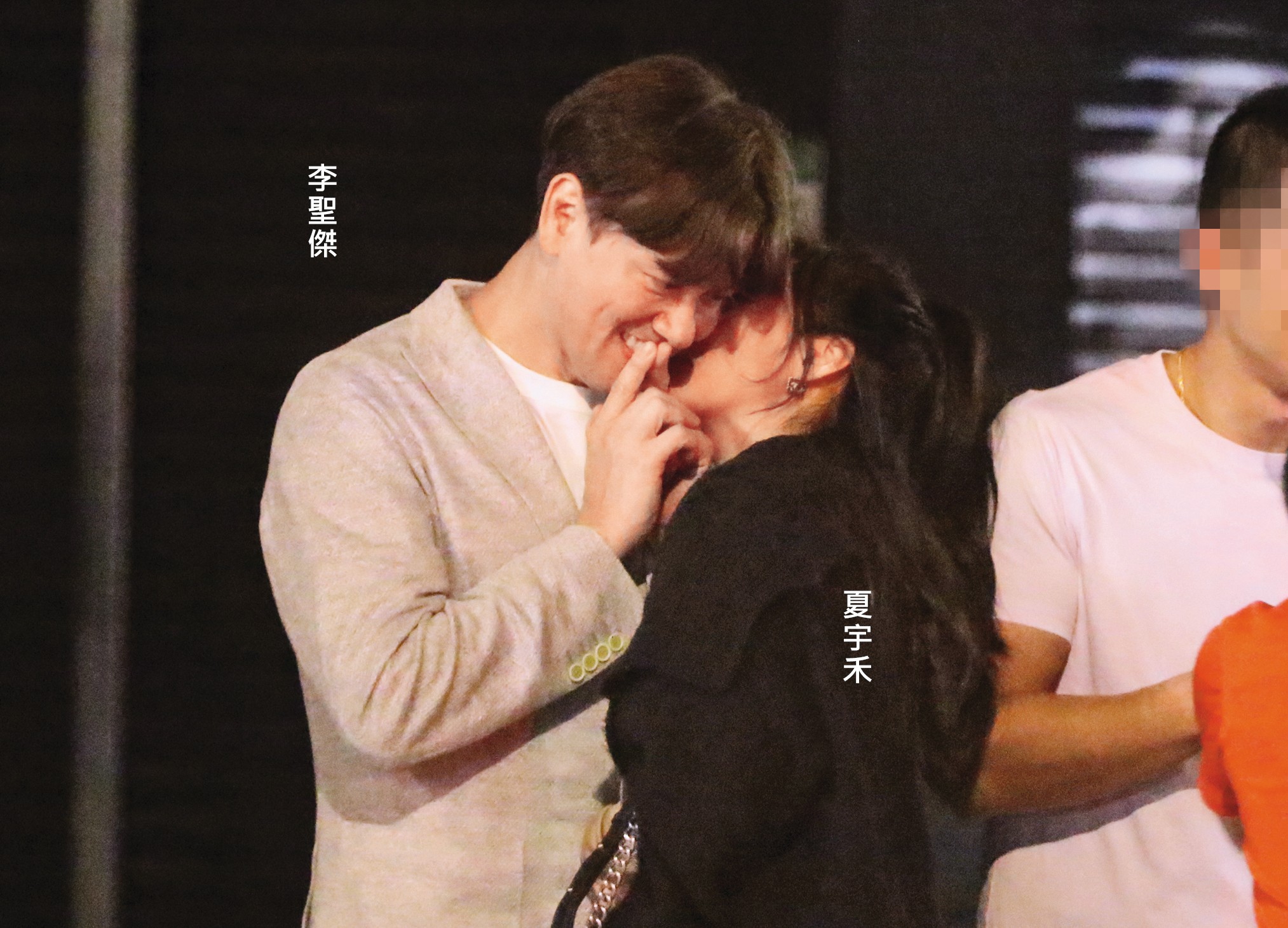4/8 23：04 在打得火熱的氛圍下，夏宇禾（右）跟李聖傑（左）的互動有來有往，女方還整個人親上去。