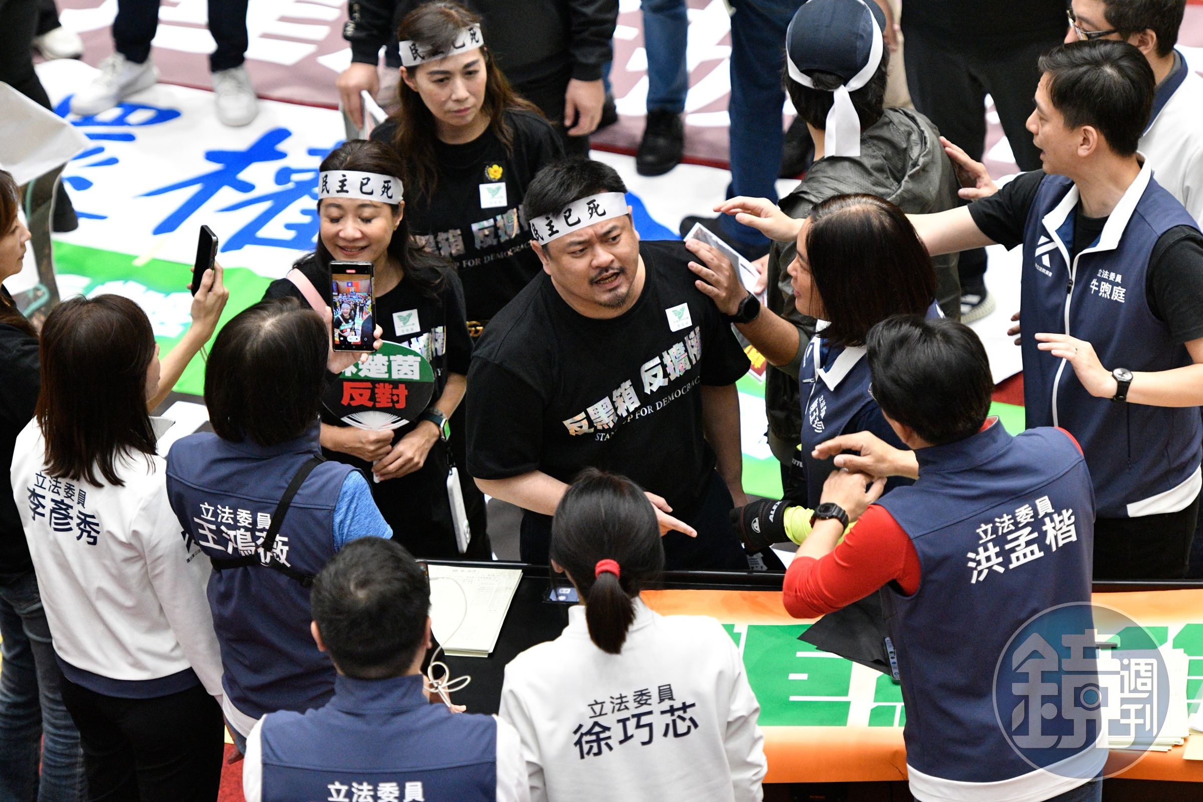 民進黨立委邱議瑩、洪申翰等人一度跟國民黨立委陳玉珍等人嘴上交鋒。