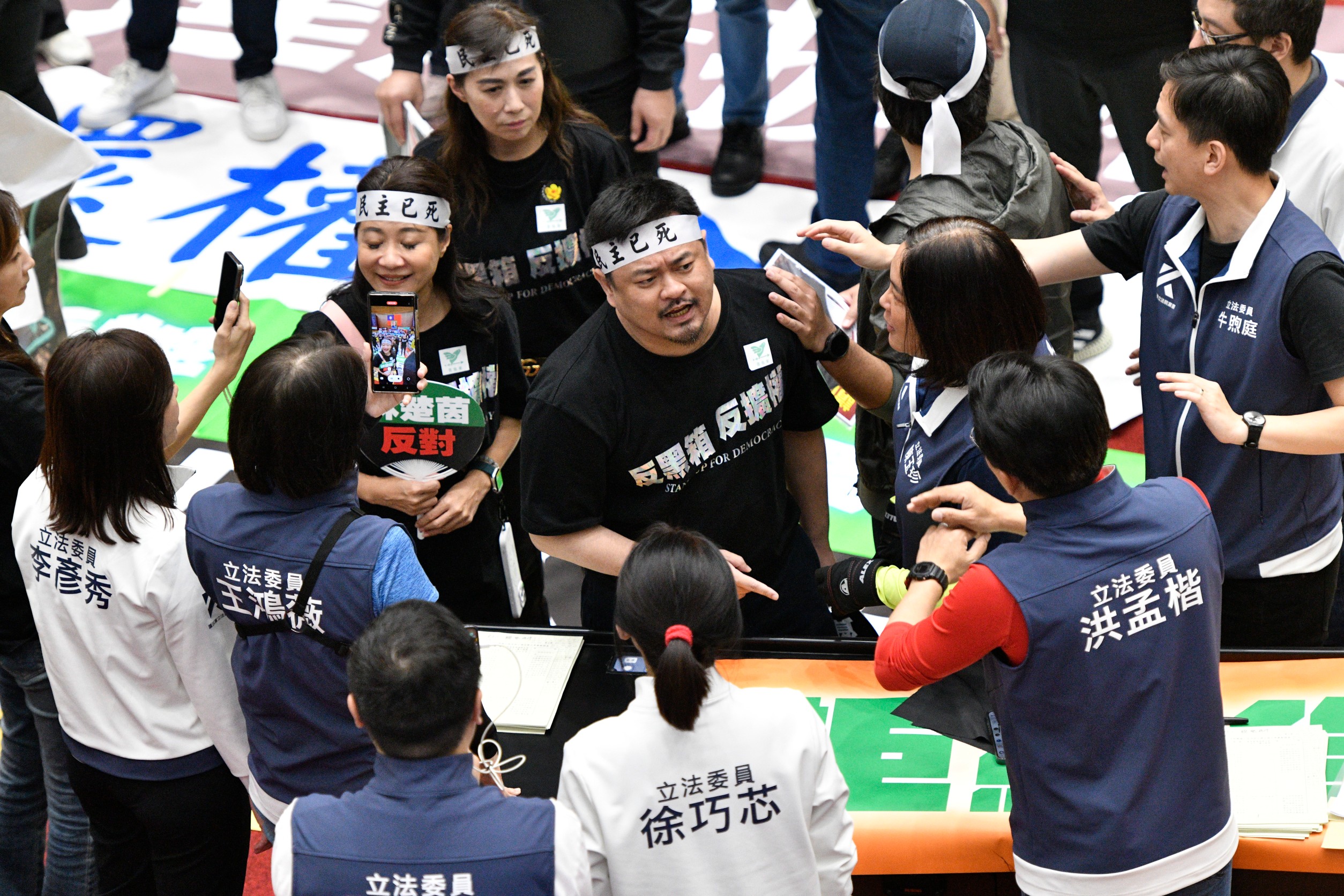 民進黨立委邱議瑩、洪申翰等人一度跟國民黨立委陳玉珍等人嘴上交鋒。