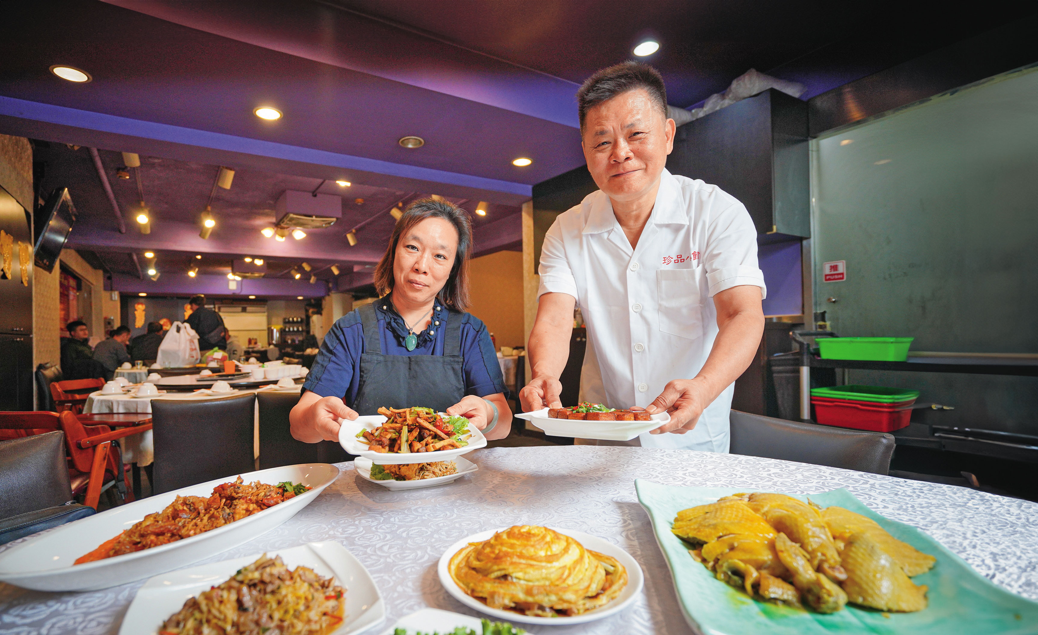 黃朱華（右）、李淑燕（左）夫妻檔開設的珍品小館，菜色涵蓋大江南北、多達上百樣，樣樣不馬虎。附近有立法院、警政署、監察院等公家單位，常到此請客聚餐。