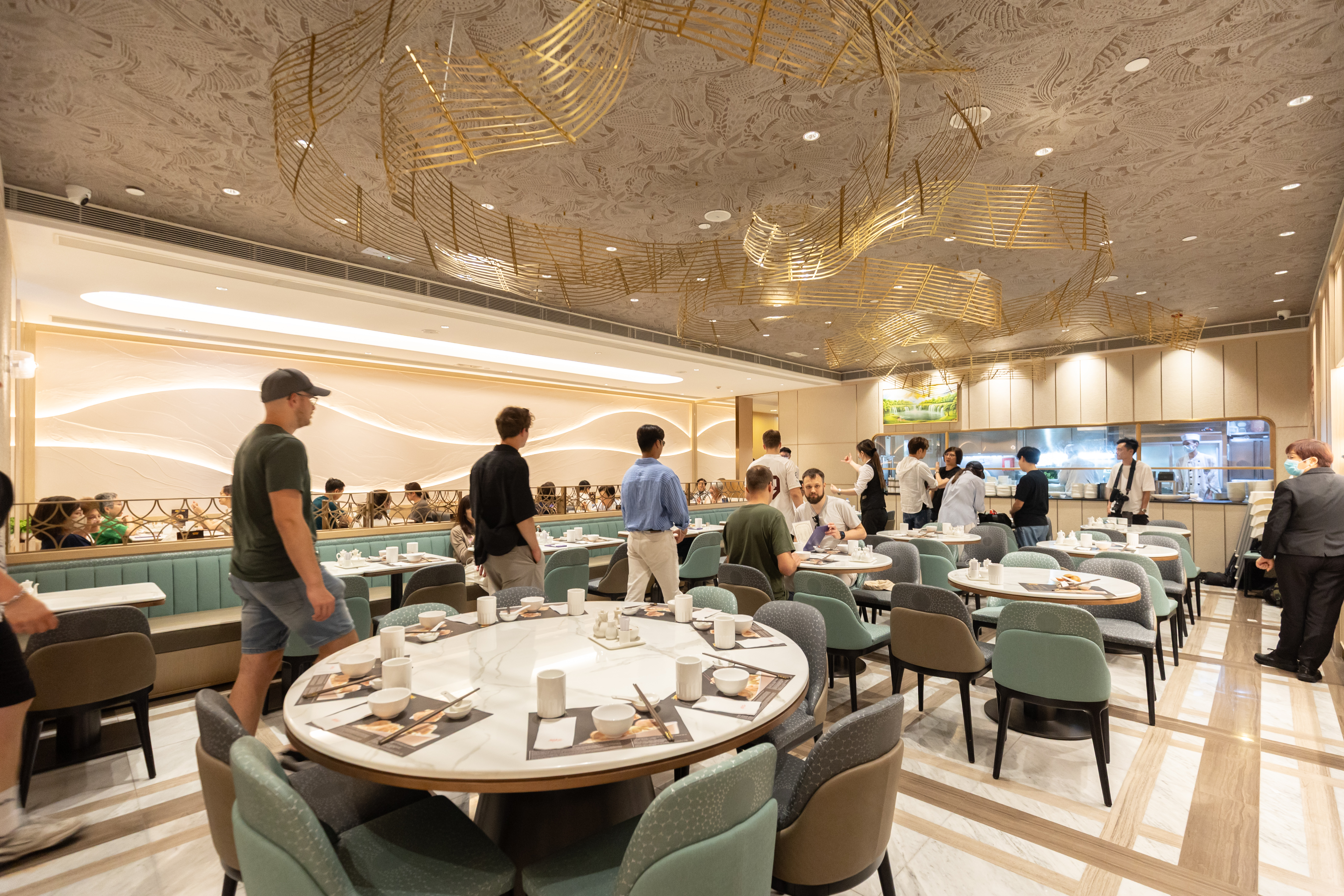 香港市區唯一的「何洪記」，裝潢雅致明亮，吸引不少海外遊客來朝聖。