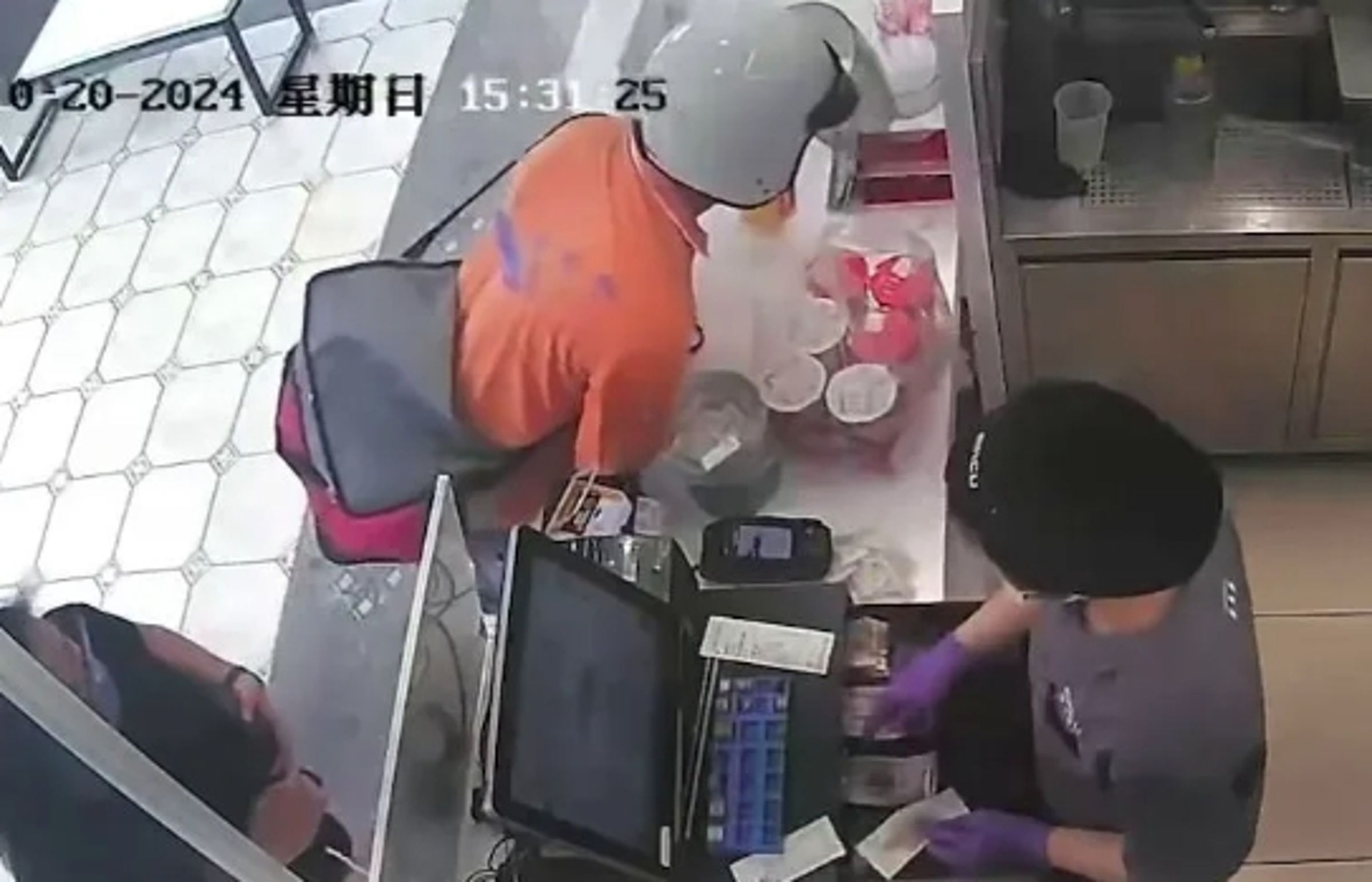 一名客人拿著自備的環保杯向店員購買飲料,因質疑店員沒幫忙清洗杯子,竟向櫃檯大吐飲料。(翻攝自社會事新聞影音)