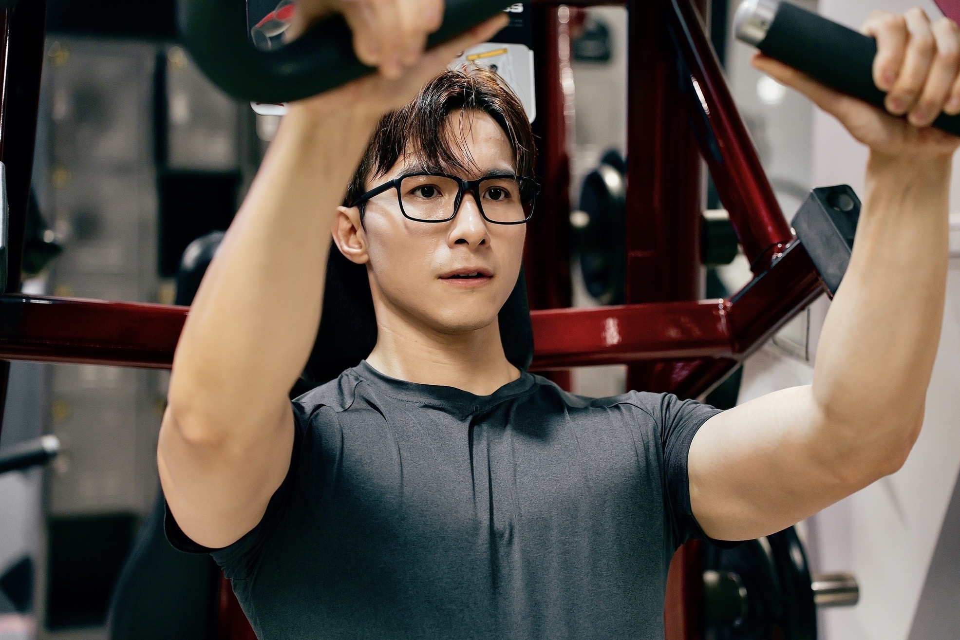 張瀚元外型斯文卻練出一身肌肉。（張瀚元提供）