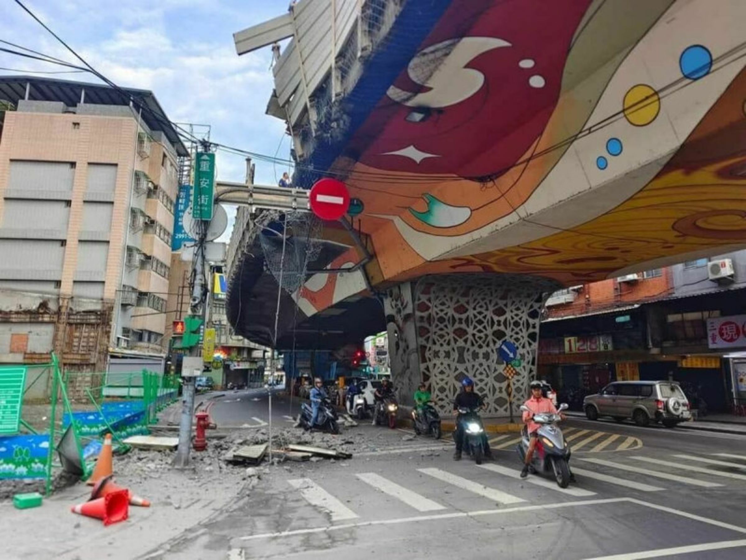 清晨忠孝橋一台聯結車不明原因翻覆,導致嚴重交通事故。(翻攝自記者爆料網)