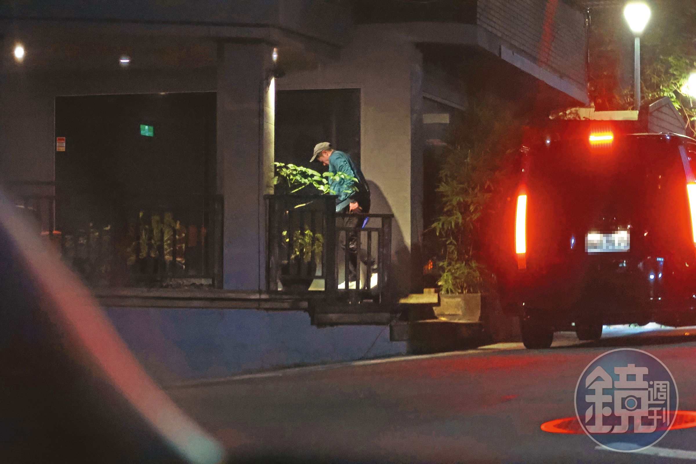19：57收工後，郭富城直接前往他最愛的麻辣鍋店，店內早已備好鍋料，他一來就可以大快朵頤。