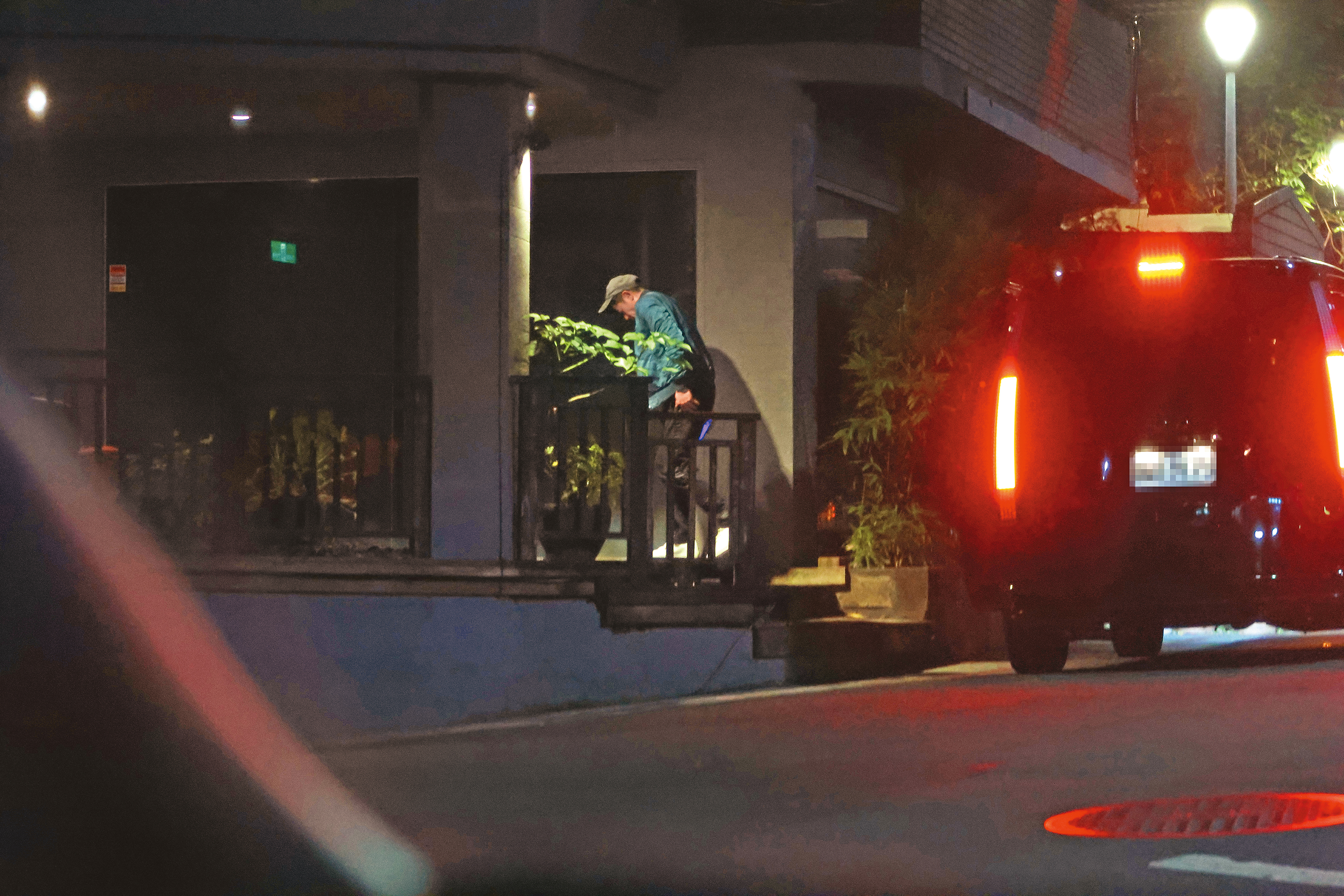 19：57收工後，郭富城直接前往他最愛的麻辣鍋店，店內早已備好鍋料，他一來就可以大快朵頤。