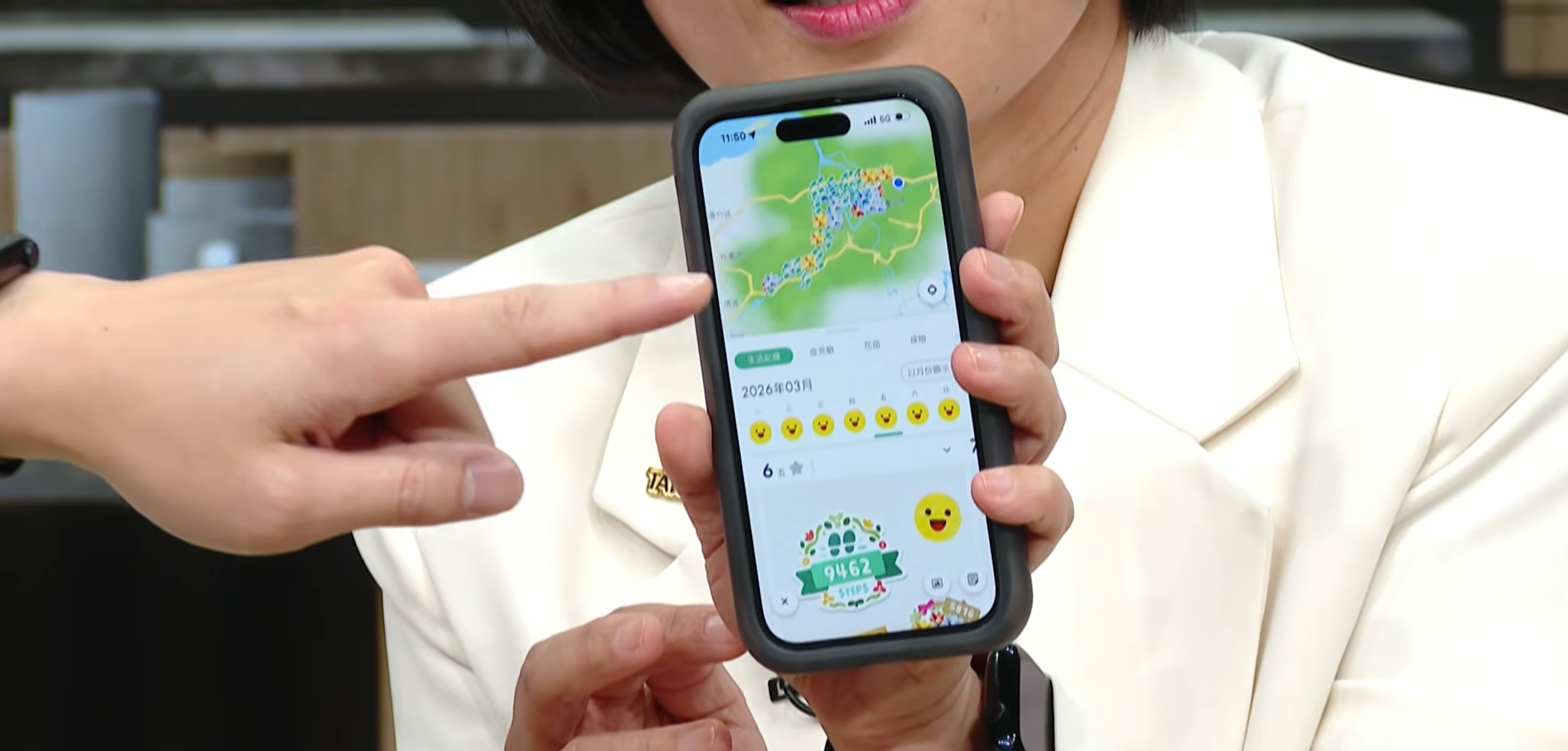 蘇巧慧大方分享自己的皮克敏紀錄,提到這款遊戲真的把「一步一腳印具象化」。(翻攝自鏡新聞YT頻道)