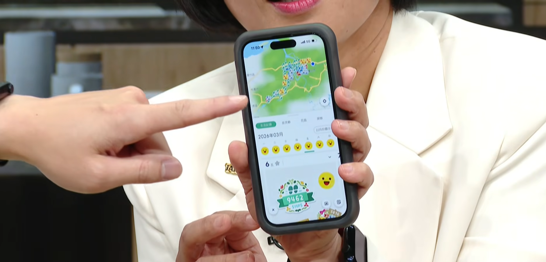 蘇巧慧大方分享自己的皮克敏紀錄,提到這款遊戲真的把「一步一腳印具象化」。(翻攝自鏡新聞YT頻道)