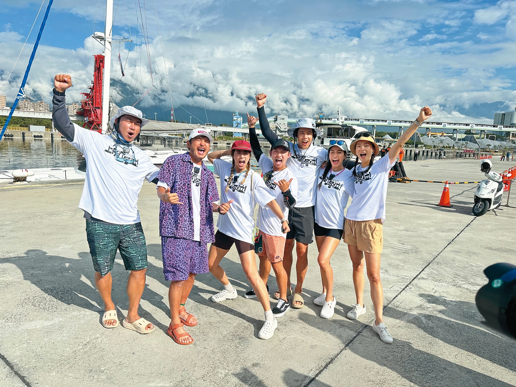 今年6月郭泓志（左起 ）、KID林柏昇、瑞瑪席丹、蔡昌憲、胡宇威、雷艾美、鍾瑶出發前往石垣島。（三立提供）