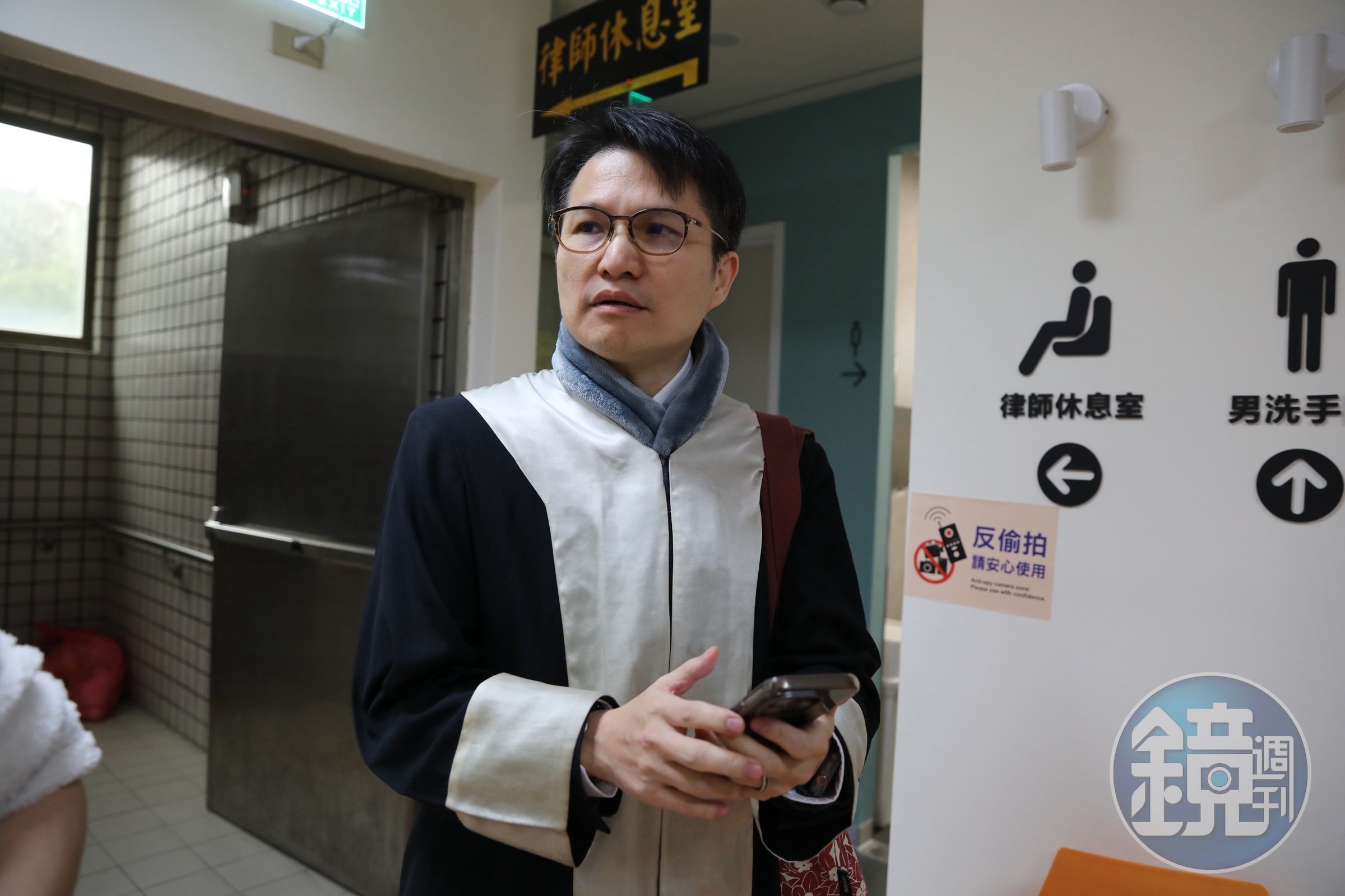 鴻海重臣戴正吳狀告鴻海,今(21)日上午再次開庭。圖為鴻海律師。